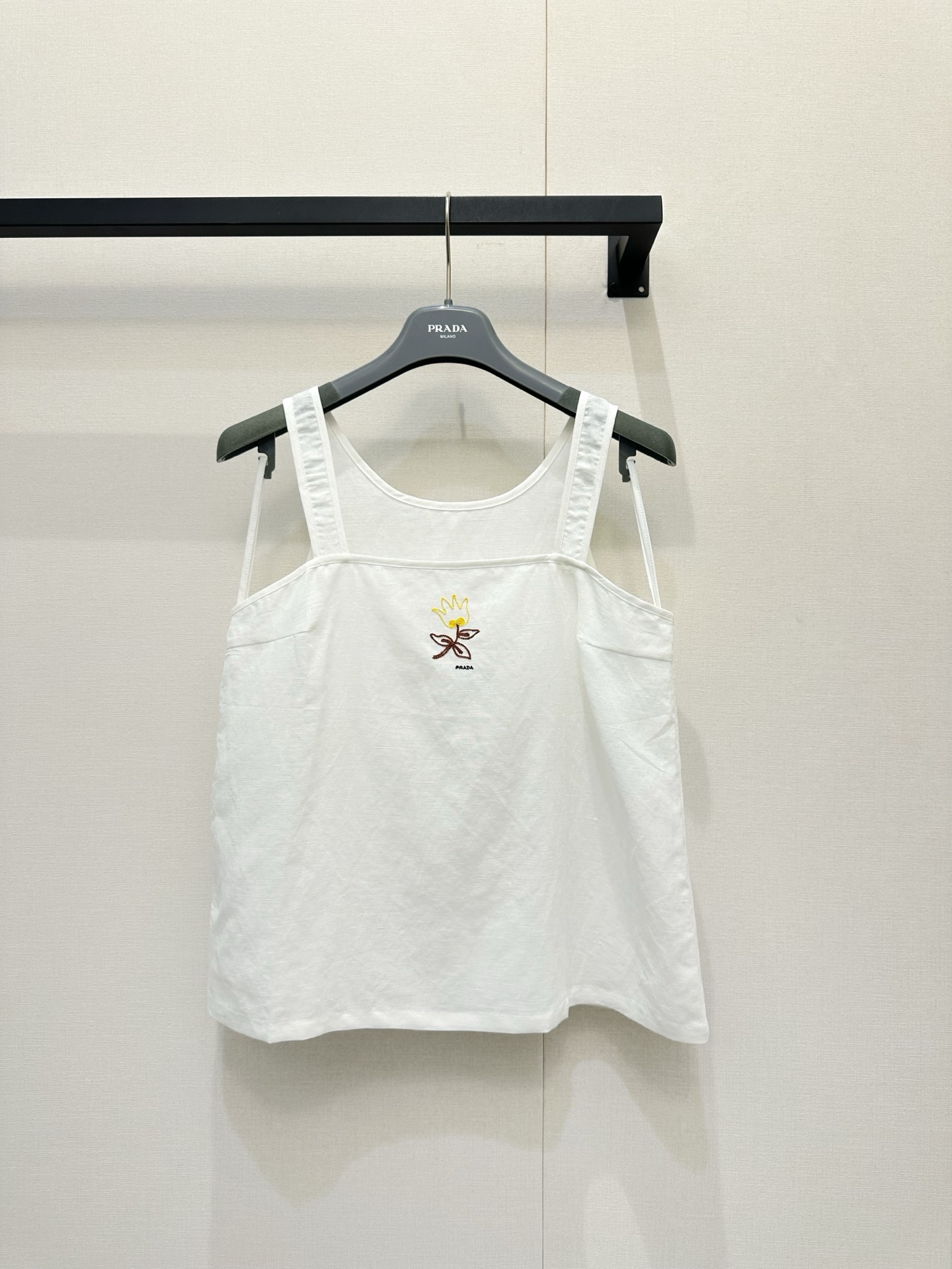 NO:835576,*26newWhite Sun series small yellow flower embroidery pattern sling is made of white linen, light and breathable, exquisite flower embroidery on the chest is very detailed, exclusively customized imported yb cotton linen material, contrasting flower embroidery pattern on the chest, classic brand letter embroidery embellishment, the overall simple and fresh design, it is great to wear alone or layered, easy to switch between elegant or casual style. It is super comfortable to wear in spring and summer, and can be easily used in daily outings, vacations, and light formal occasions. It is a must-have and versatile item in the spring and summer wardrobe!  1:1 awesome version, the latest spring and summer items, look out for the exclusive high version, in stock SML,,19860909*26newWhite Sun系列小黄花刺绣图案吊带白色亚麻材质,轻盈透气,胸前精致花卉刺绣超有细节感独家定制进口yb棉亚麻材质,胸前撞色花卉刺绣图案,经典品牌字母刺绣点缀,整体简约清新设计,单穿或叠搭都很出彩,轻松切换优雅or休闲风.春夏穿超舒适,日常出街、度假、轻正式场合都能轻松驾驭,是春夏衣橱必备百搭单品！1:1超赞版型,春夏最新单品,认准独家高版本 现货 SML,,,Women's clothing
