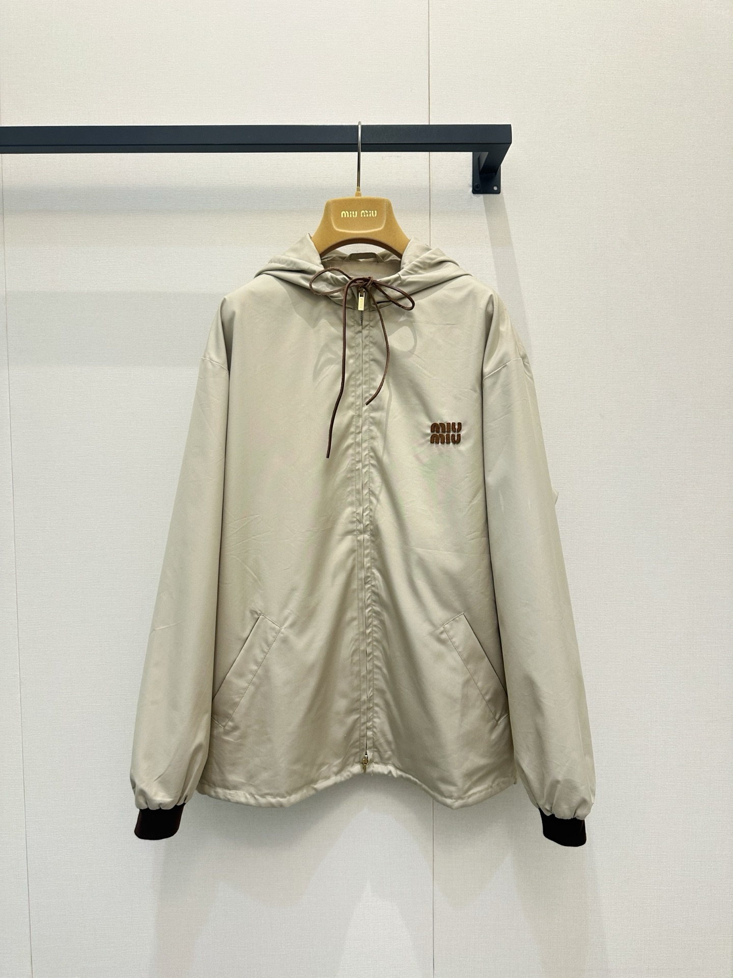 NO:835534,*26new is a beige hooded jacket with a contrasting color leather label. It has a simple and elegant design. It has a classic three-dimensional brand lettering leather label design on the chest. It is made of imported yb nylon with perfect recognition. The threaded cuffs are windproof and neat. The contrasting leather drawstring can adjust the shape. The loose version is very friendly to the body. It is loosely cut and moves freely. It is suitable for daily leisure or vacation. It is easy to get a sweet and girly look ~ 1:1 awesome version, the latest spring and summer item, look for the exclusive high version  SML,,jackets & coats,hats,19860909*26new撞色皮标米色连帽外套简约大气的设计,胸前经典立体品牌字母皮标设计,辨识度满分独家定制进口yb尼龙材质,袖口螺纹束口防风又利落,撞色皮革抽绳可调节造型,宽松版型对身材包容度超友好,宽松剪裁,活动自如,日常休闲或度假都很适合.轻松get甜美少女感穿搭造型～1:1超赞版型,春夏最新单品,认准独家高版本 SML,,jackets & coats,hats,,Women's clothing