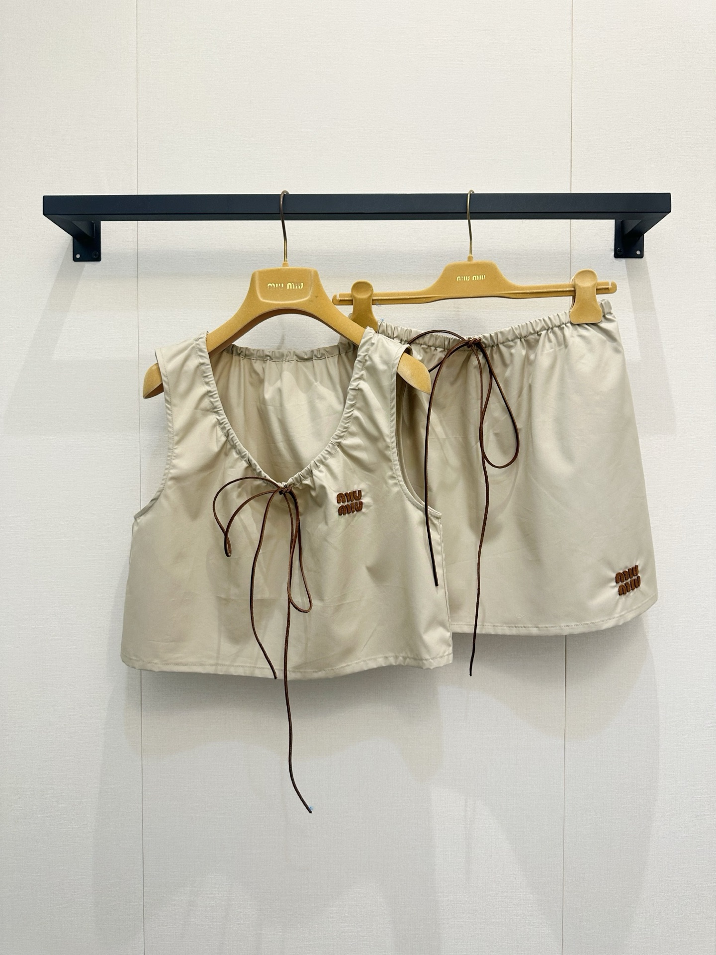 NO:835542,*26new has a simple and elegant design of a beige vest with a contrasting leather label. It has a classic three-dimensional leather logo design with brand letters on the chest. It is made of exclusively imported yb nylon material with perfect recognition. The collar is made of contrasting leather drawstrings and the shape can be adjusted. The loose version is super friendly to the body, loose tailoring and free movement. It is suitable for daily leisure or vacation. It is easy to get a sweet and girly style ~ 1:1 awesome version, the latest spring and summer item, look out for the exclusive high version SML,19860909*26new撞色皮标米色背心简约大气的设计,胸前经典立体品牌字母皮标设计,辨识度满分独家定制进口yb尼龙材质,领口撞色皮革抽绳可调节造型,宽松版型对身材包容度超友好,宽松剪裁,活动自如,日常休闲或度假都很适合.轻松get甜美少女感穿搭造型～1:1超赞版型,春夏最新单品,认准独家高版本 SML,,,Women's clothing