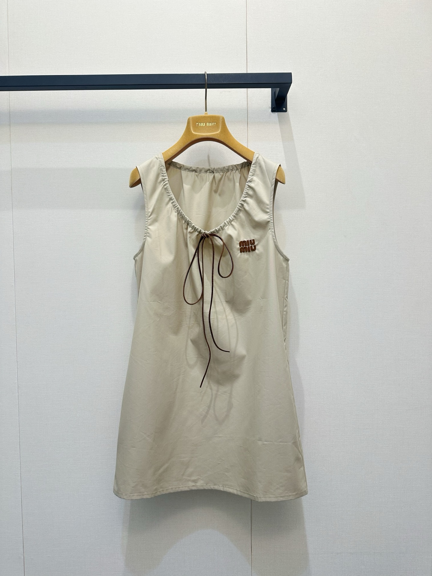 NO:835548,*26new has a simple and elegant design of a beige tank top with a contrasting leather label. It has a classic three-dimensional leather logo design with brand letters on the chest. It is made of exclusively imported yb nylon material with perfect recognition. The collar is made of contrasting leather drawstrings and the shape is adjustable. The loose version is super friendly to the body, loose tailoring and freedom of movement. It is suitable for daily leisure or vacation. It is easy to get a sweet and girly look ~ 1:1 awesome version, the latest spring and summer items, look out for the exclusive high version SML,,skirts,19860909*26new撞色皮标米色背心裙简约大气的设计,胸前经典立体品牌字母皮标设计,辨识度满分独家定制进口yb尼龙材质,领口撞色皮革抽绳可调节造型,宽松版型对身材包容度超友好,宽松剪裁,活动自如,日常休闲或度假都很适合.轻松get甜美少女感穿搭造型～1:1超赞版型,春夏最新单品,认准独家高版本 SML,,skirts,,Women's clothing