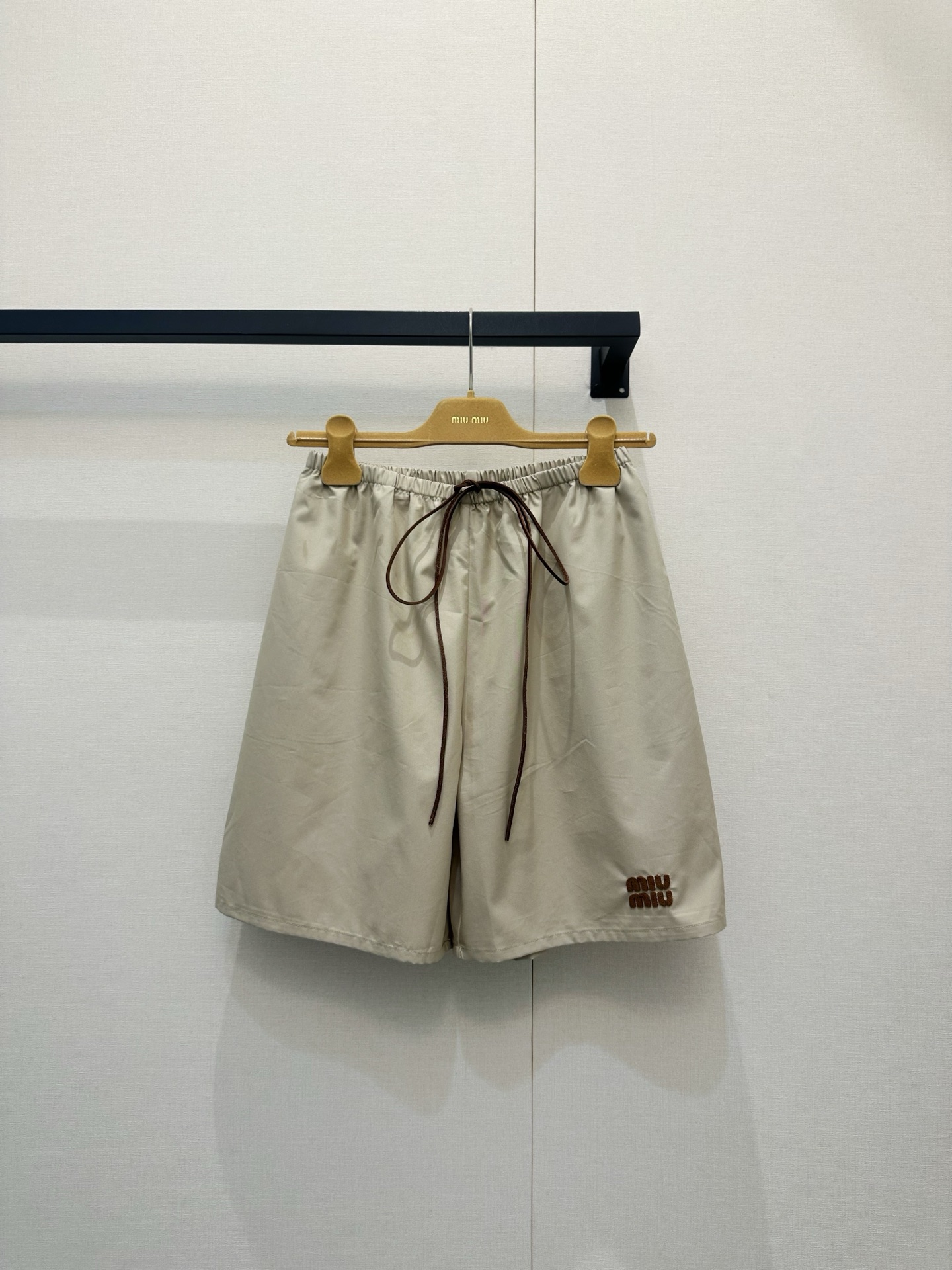 NO:835554,*26new is a simple and elegant design of beige shorts with contrasting leather labels, classic three-dimensional brand letter leather label design on the legs, fully customized imported yb nylon material with perfect recognition, contrasting leather laces at the waist, the loose version is super friendly to the body tolerance, loose tailoring, free movement, suitable for daily leisure or vacation. Easily get a youthful look and wear 1:1 awesome version, the latest spring and summer items, look for the exclusive high version SML,, shorts,19860909*26new撞色皮标米色短裤简约大气的设计,裤腿经典立体品牌字母皮标设计,辨识度满分独家定制进口yb尼龙材质,腰间撞色皮革系绳,宽松版型对身材包容度超友好,宽松剪裁,活动自如,日常休闲或度假都很适合.轻松get少年感穿搭1:1超赞版型,春夏最新单品,认准独家高版本 SML,,shorts,,Women's clothing