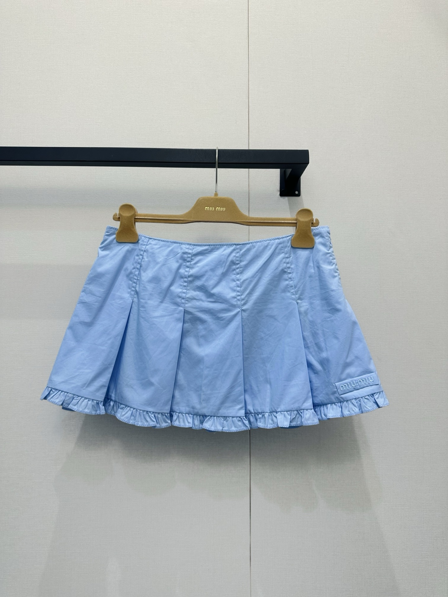 NO:836172,*26new lace pleated sky blue skirt. Light and breathable fabric is perfect for spring and summer!  The high waist + ruffle design is retro and makes your legs look longer. The skirt is full of pleated details. It is made of imported yb cotton and has a layered feel. The skirt is embellished with the classic brand letter logo, which is low-key yet recognizable!  It is white and versatile. It looks great with Polo shirts, shirts or knitted tops. It can be easily used for commuting, dating and daily life ~ 1:1 awesome version, the latest summer item, look for the exclusive high version SML,,skirts,shirts,19860909*26new花边褶皱天蓝半裙 轻薄透气面料超适合春夏！高腰+荷叶边设计,复古又显腿长,裙身褶皱细节满满,层次感up独家定制进口yb棉材质,裙摆经典品牌字母logo点缀,低调又不失辨识度！显白又百搭,随手搭Polo衫、衬衫或针织上衣都很出彩,通勤、约会、日常都能轻松驾驭～1:1超赞版型,夏季最新单品,认准独家高版本 SML,,skirts,shirts,,Women's clothing