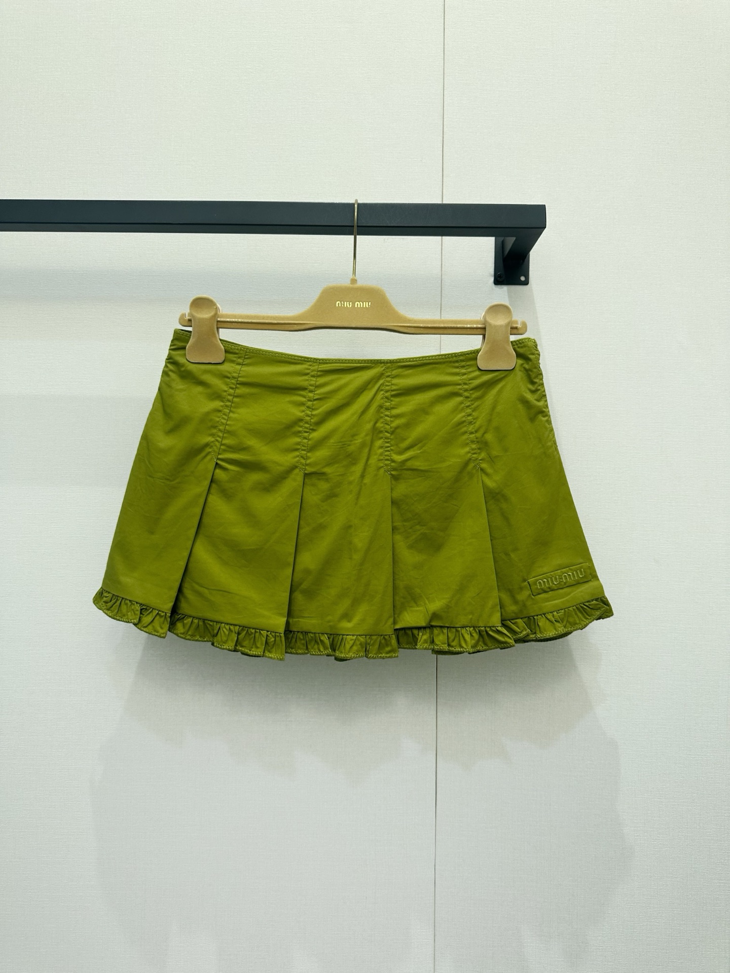 NO:835565,*26new lace pleated olive green pleated skirt made of light and breathable fabric is perfect for spring and summer!  The high waist + ruffle design is retro and makes your legs look longer. The skirt is full of pleated details. It is made of imported yb cotton and has a layered feel. The skirt is embellished with the classic brand letter logo, which is low-key yet recognizable!  Olive green is white and versatile. It looks great with Polo shirts, shirts or knitted tops. It can be easily used for commuting, dating, and daily life ~ Awesome 1:1 version, the latest summer item, look out for the exclusive high version SML, skirts, shirts,19860909*26new花边褶皱橄榄绿百褶裙轻薄透气面料超适合春夏！高腰+荷叶边设计,复古又显腿长,裙身褶皱细节满满,层次感up独家定制进口yb棉材质,裙摆经典品牌字母logo点缀,低调又不失辨识度！橄榄绿显白又百搭,随手搭Polo衫、衬衫或针织上衣都很出彩,通勤、约会、日常都能轻松驾驭～1:1超赞版型,夏季最新单品,认准独家高版本 SML,,skirts,shirts,,Women's clothing