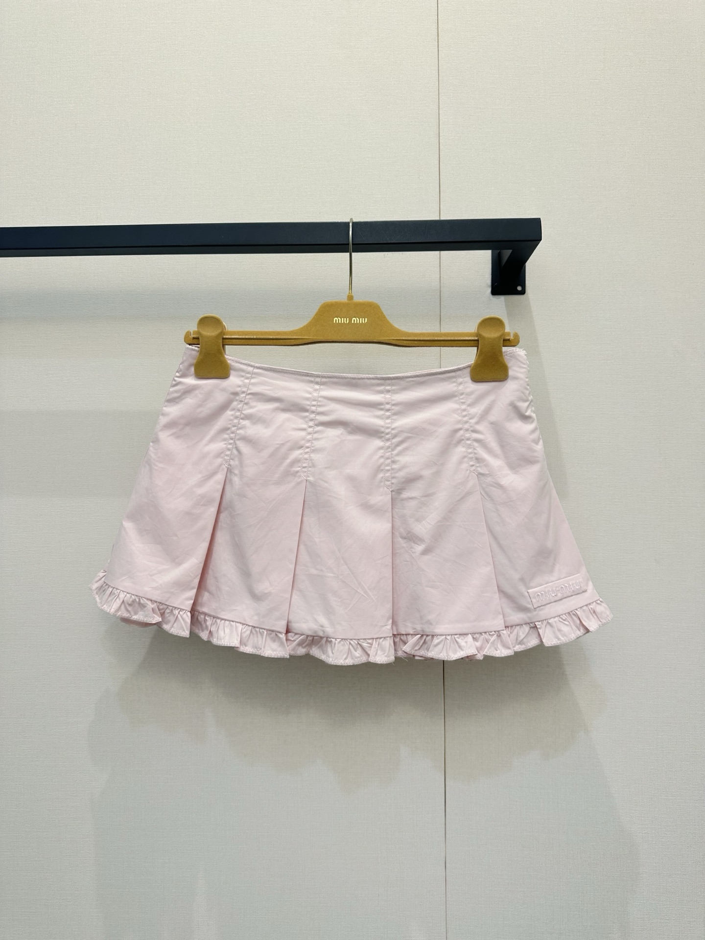 NO:836161,*26new lace pleated cherry blossom pink pleated skirt made of light and breathable fabric is perfect for spring and summer!  The high waist + ruffle design is retro and makes your legs look longer. The skirt is full of pleated details. It is made of imported yb cotton and has a layered feel. The skirt is embellished with the classic brand letter logo, which is low-key yet recognizable!  Sakura pink makes you look younger and whiter, and is versatile. It looks great with Polo shirts, shirts or knitted tops. It can be easily used for commuting, dating and daily life ~ 1:1 awesome version, the latest summer items, look for exclusive high-end versions SML, skirts, shirts,19860909*26new花边褶皱樱花粉百褶裙轻薄透气面料超适合春夏！高腰+荷叶边设计,复古又显腿长,裙身褶皱细节满满,层次感up独家定制进口yb棉材质,裙摆经典品牌字母logo点缀,低调又不失辨识度！樱花粉减龄显白又百搭,随手搭Polo衫、衬衫或针织上衣都很出彩,通勤、约会、日常都能轻松驾驭～1:1超赞版型,夏季最新单品,认准独家高版本 SML,,skirts,shirts,,Women's clothing