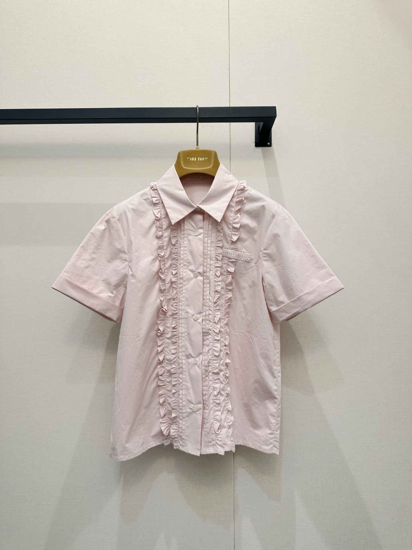 NO:835570,*26new colorful lotus leaf pleated short-sleeved shirt poplin cotton fabric is super breathable and super comfortable to wear in summer!  Fungus edge + ruffle edge design, sweet and girly ~ Exclusively customized imported YB cotton material, classic letter logo embroidery embellishment on the chest, lace pleat elements, sweet girly girly feeling is completely online, short version shows waistline, and the length is not picky, it is really nice!  Lapel + single-breasted buttons, perfect details, easy to control for daily commuting, dating, and vacation, get fresh and sweet style!  1:1 awesome version, the latest summer item, look for the exclusive high version SML, shirts, T-shirt,19860909*26new彩色荷叶褶皱短袖衬衫府绸棉质面料超透气,夏天穿超舒服！木耳边+荷叶边设计,甜美又少女～独家定制进口yb棉材质,胸前经典字母徽标刺绣点缀,花边褶皱元素,甜妹少女感完全在线,短款版型显腰线,不挑个子的长度真的太nice了！翻领+单排扣,细节满分,日常通勤、约会、度假都能轻松驾驭,清新甜美风get！1:1超赞版型,夏季最新单品 认准独家高版本 SML,,shirts,T-shirt,,Women's clothing