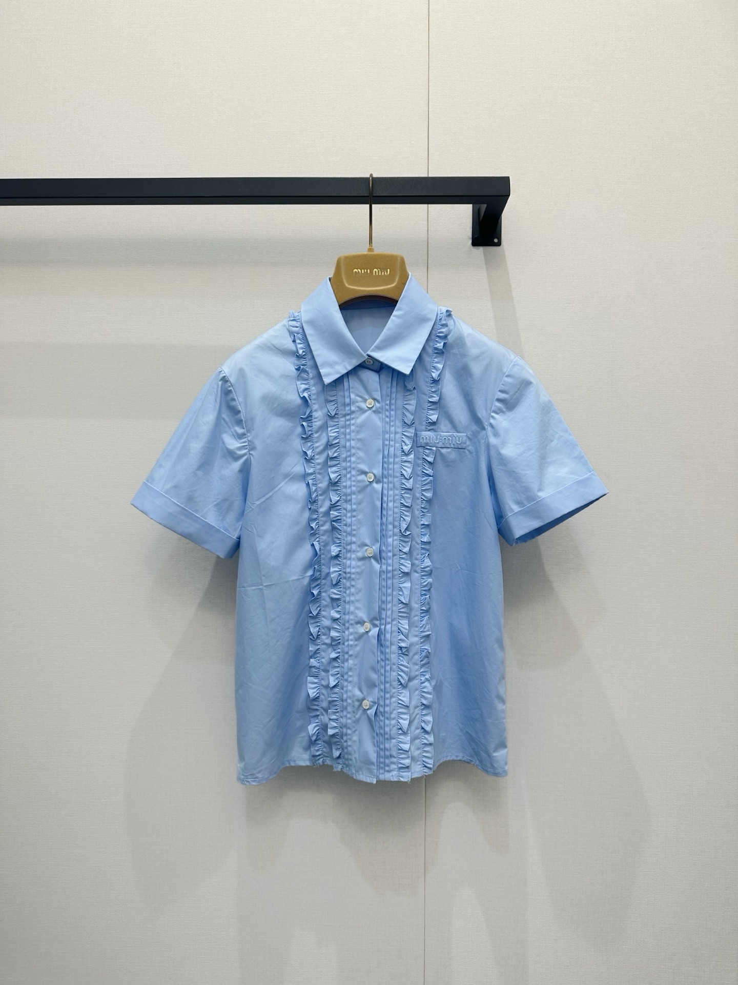 NO:836168,*26new light blue ruffled short-sleeved shirt poplin cotton fabric is super breathable and super comfortable to wear in summer!  Fungus edge + ruffle edge design, sweet and girly ~ Exclusively customized imported YB cotton material, classic letter logo embroidery embellishment on the chest, lace pleat elements, sweet girly girly feeling is completely online, short version shows waistline, and the length is not picky, it is really nice!  Lapel + single-breasted buttons, perfect details, easy to control for daily commuting, dating, and vacation, get fresh and sweet style!  1:1 awesome version, the latest summer item, look for the exclusive high version SML, shirts, T-shirt,19860909*26new浅蓝色荷叶边短袖衬衫府绸棉质面料超透气,夏天穿超舒服！木耳边+荷叶边设计,甜美又少女～独家定制进口yb棉材质,胸前经典字母徽标刺绣点缀,花边褶皱元素,甜妹少女感完全在线,短款版型显腰线,不挑个子的长度真的太nice了！翻领+单排扣,细节满分,日常通勤、约会、度假都能轻松驾驭,清新甜美风get！1:1超赞版型,夏季最新单品 认准独家高版本 SML,,shirts,T-shirt,,Women's clothing