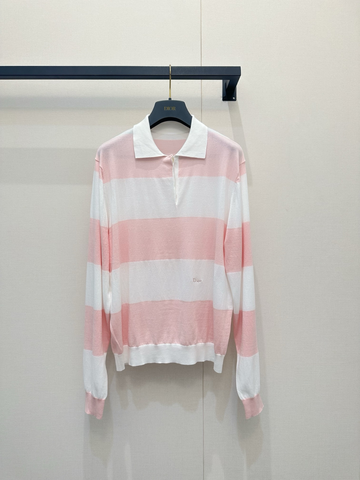 NO:835580,Dior  The high version of the 26 spring and summer new pink and white striped Polo sweater, 18-needle high-density knitting, perfectly combines classic sports and leisure style with French elegance. Selected fine and breathable knitted fabrics, soft and skin-friendly like clouds, wide stripe design not only visually slimming, but also injects full of vitality and age-reducing atmosphere. Elegant lapel and half placket design retains a sense of relaxation  , and subtly improves the overall sophistication. Whether you wear it with light-colored jeans for a stroll on the spring streets, or wear it with a suit jacket to create a smart yet feminine commuting look, it can let you exude high-end charm in your casualness, perfectly integrating the sweetness and elegance of 'peach on earth'. Sizes SML, dior, jeans, jackets  & coats, business suits,19860909Dior 高版本26春夏新款粉白条纹Polo针织衫,18针高密度针织,将经典的运动休闲风与法式优雅完美融合.甄选细腻透气的针织面料,触感如云朵般软糯亲肤,宽条纹设计不仅视觉显瘦,更注入了满满的活力与减龄气息.优雅的翻领与半开襟设计,保留了松弛感,又巧妙地提升了整体的精致度.无论是搭配浅色牛仔裤漫步春日街头,还是内搭西装外套打造干练又不失柔美的通勤Look,它都能让你在随性中散发高级魅力,把“人间水蜜桃”的甜美与优雅完美融合.尺码SML,,dior,jeans,jackets & coats,business suit,,Women's clothing