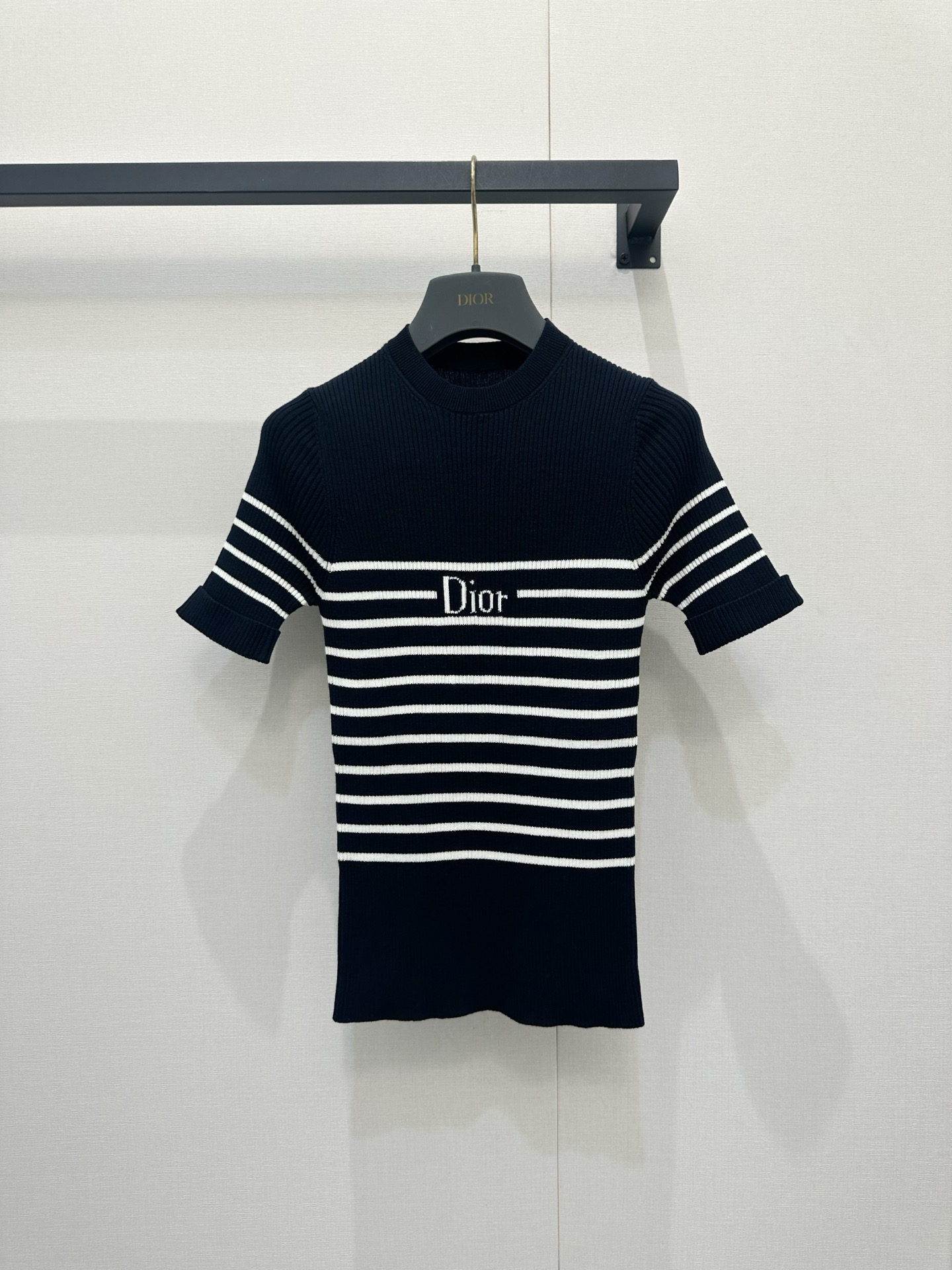 NO:836178,*26new striped monogram short-sleeved knitted top is knitted with vertical grooves, which is soft and waxy against the skin and has just the right amount of elasticity. The short-sleeved cut is suitable for the warm weather in early spring, and the slim fit quietly outlines the waist and shoulder lines!  Exclusively customized imported YB cotton material, classic letter pattern design on the chest, can be worn in all seasons!  It can be worn daily with jeans and skirts to create a casual and high-end look. It is a 'versatile and easy-to-match' favorite in your wardrobe ~ with a French retro relaxed atmosphere!  1:1 Awesome version, the latest spring and summer items, look for exclusive high-end versions in stock SML, skirts, jeans, T-shirts,19860909*26new条纹字母短袖针织上衣竖坑条针织面料,贴肤软糯又有恰到好处的弹性,短袖剪裁适配早春微暖天气,修身版型悄悄勾勒腰肩线条！独家定制进口yb棉材质,胸前经典字母图案设计,四季都能穿！日常搭配牛仔裤、半裙都能一键穿出随性高级感,是衣橱里「百搭不挑人」的心动款~自带法式复古的松弛氛围！1:1超赞版型,春夏最新单品,认准独家高版本 现货 SML,,skirts,jeans,T-shirt,,Women's clothing
