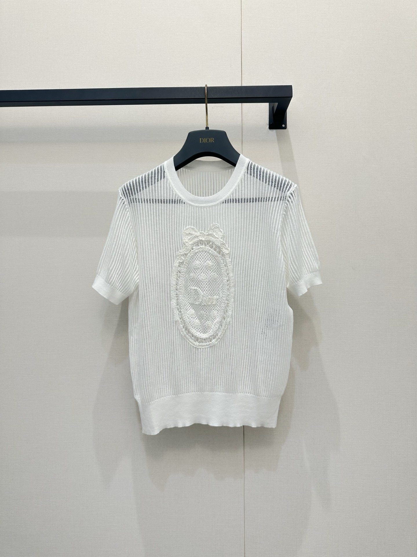 NO:835577,*26new bow white hollow short-sleeved sweater is made of light and breathable knitted fabric. The vertical stripe hollow design is super layered. Exclusively customized imported yb cotton material. The bow oval hollow on the chest + letter logo embroidery logo. The details are perfect and the recognition is super high!  The short sleeves are simple and super comfortable to wear in spring and summer. They are elegant and casual when worn with jeans or skirts ~ they can be easily used for daily commuting and casual occasions, practical and fashionable!  1:1 Awesome version, the latest spring and summer items, look for exclusive high-end versions in stock SML, skirts, jeans, T-shirts,19860909*26new蝴蝶结白色镂空短袖针织衫采用轻薄透气针织面料,竖条纹镂空设计超有层次感独家定制进口yb棉材质,胸前蝴蝶结椭圆形镂空+字母徽标刺绣标志,细节满分,辨识度超高！短袖简约,春夏穿超舒服,搭牛仔裤或半裙都很优雅休闲～日常通勤、休闲场合都能轻松驾驭,实用又时髦！1:1超赞版型,春夏最新单品,认准独家高版本 现货 SML,,skirts,jeans,T-shirt,,Women's clothing