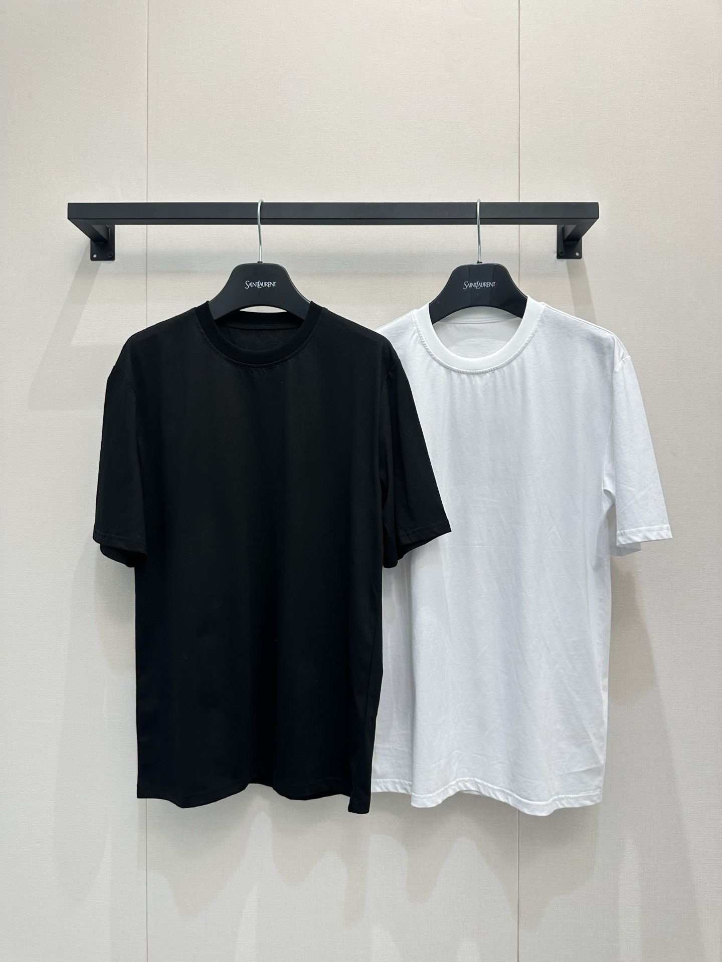 NO:837626,*26new has slogan letters on the back, round neck, short sleeves, printed letter logo on the back, and has the brand's unique low-key luxury temperament!  The loose fit for men and women is versatile and easy to match!  Exclusively customized with yb pure cotton material, it is comfortable and breathable to wear. It is very suitable for daily outings. The design is simple and stylish. A must-have for fashion lovers!  ootd that adapts to various scenes is easy to control ~ 1:1 awesome version, the latest spring and summer items, look for the exclusive high version SML, T-shirt,19860909*26new后背标语字母圆领短袖后背印花字母徽标点缀,自带品牌独有的低调奢华气质！男女同款宽松版型百搭不挑人！独家定制yb纯棉材质,穿着舒适透气,日常出街超适合设计简约又有态度,潮流爱好者必入！适配各种场景的ootd轻松驾驭～1:1超赞版型,春夏最新单品,认准独家高版本 SML,,T-shirt,,Women's clothing