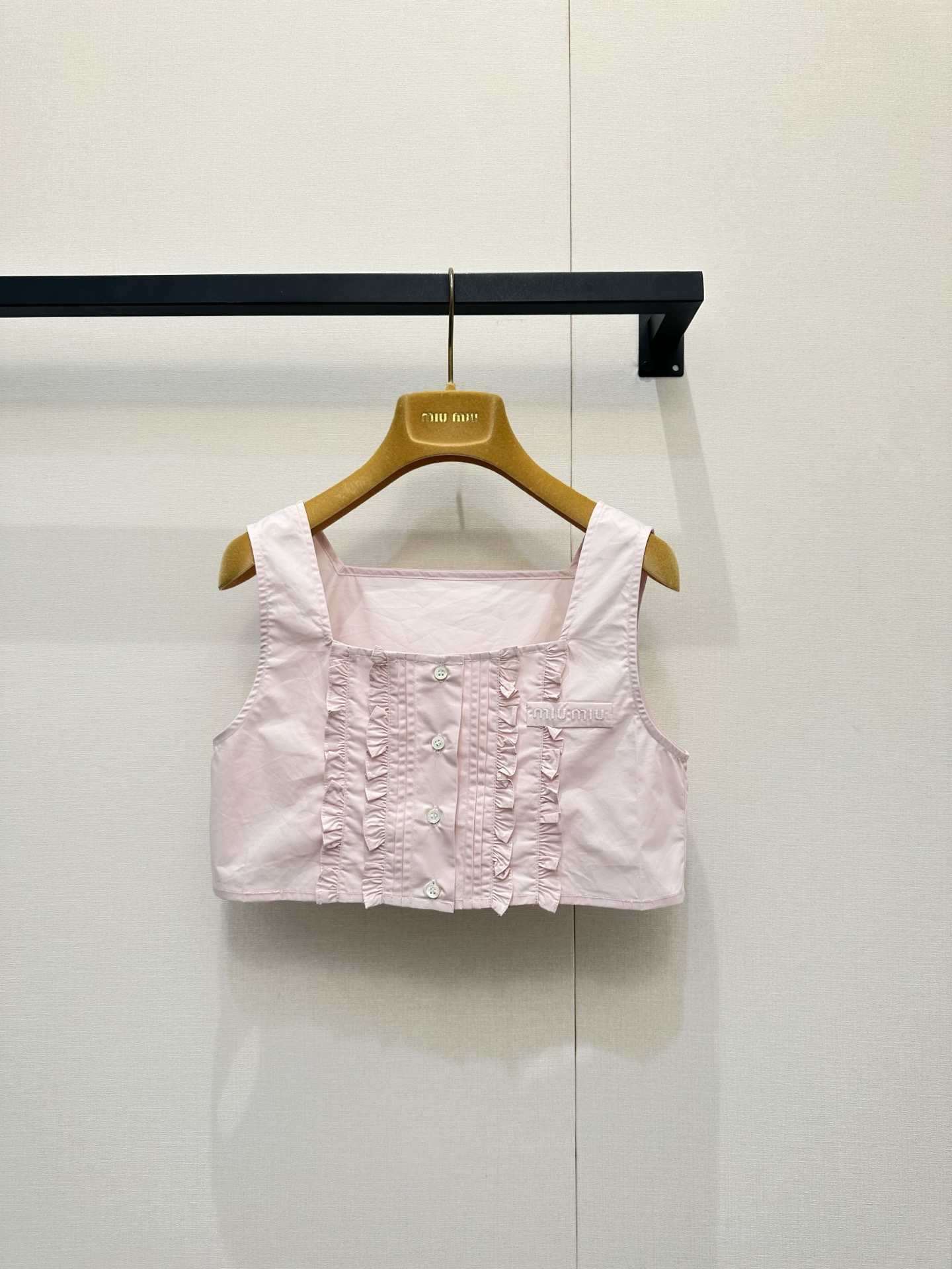 NO:836854,Miu Mi*26's new pink fungus-trimmed vest is like rubbing the whole spring into soft clouds~ The sweet cherry blossom pink is paired with layers of delicate fungus, and every fold hides the girl's excitement. The square-neck vest is decorated with cute little buttons, and the playful short skirt gently swings with the steps, even the air is dyed with a sweet atmosphere.  Wearing it, you feel like you are wearing strawberry milk from morning to night. It is a dream suit that can instantly brighten your mood when you go out on the street, and make your heart beat up when you go on a date. Size 36.38.,,miumiu,skirts,19860909Miu Mi*26新款粉色木耳边背心 像把整个春天揉进了软乎乎的云朵里～甜美的樱花粉配上层层叠叠的精致木耳边,每一道褶皱都藏着少女的雀跃心事 方领背心缀着乖巧小纽扣,俏皮短裙随着步伐轻轻摆动,连空气都被染上了甜甜的氛围感 穿上它,从早到晚都像把草莓牛奶穿在了身上,是日常出街能瞬间点亮心情、约会时让心动值拉满的梦幻套装呀 尺码36.38.,,miumiu,skirts,,Women's clothing