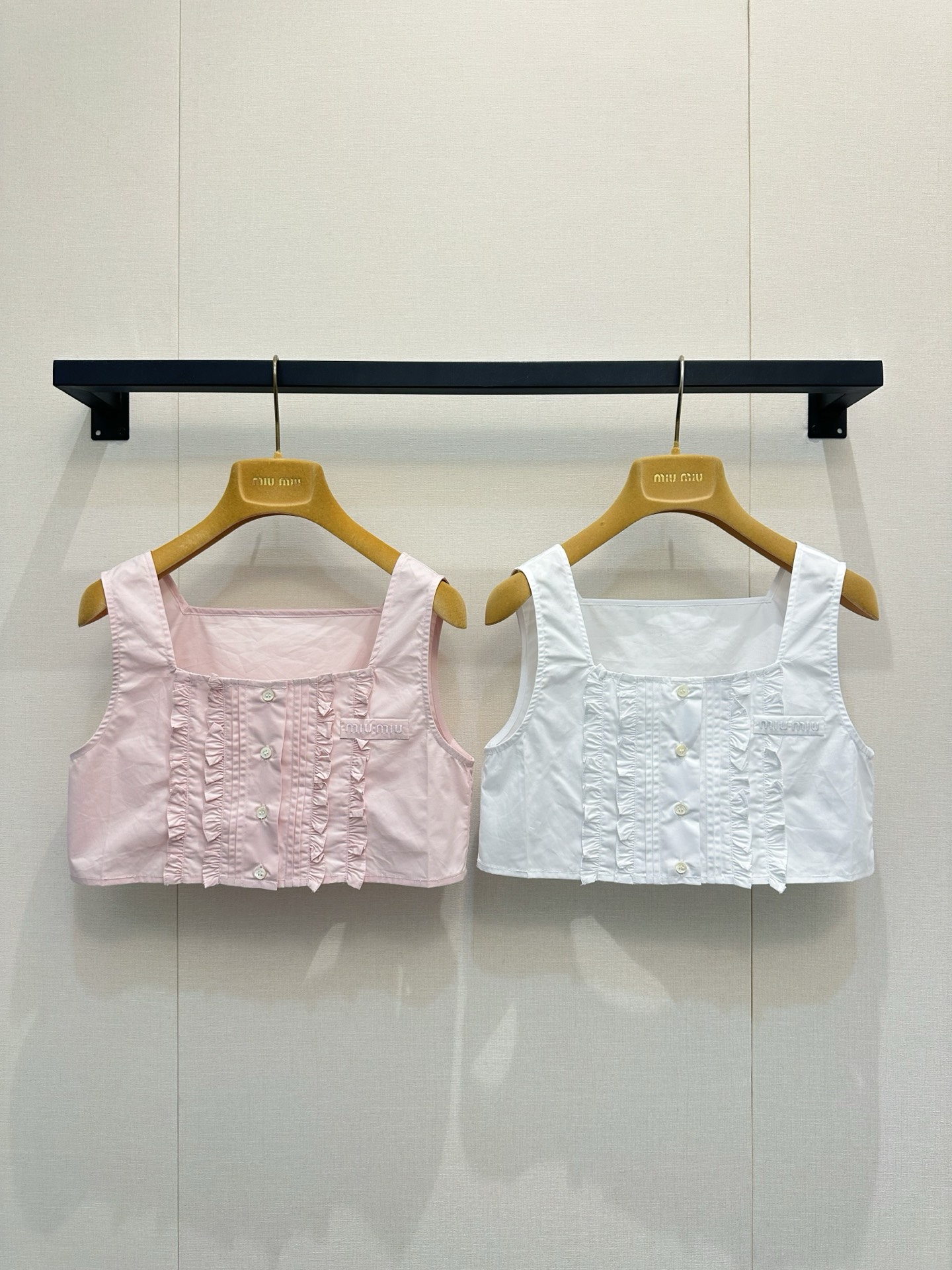 NO:836860,Miu Mi*26's new white fungus-trimmed vest is like kneading the whole spring into soft clouds ~ sweet cherry blossom pink with layers of delicate fungus, each fold hides the girl's excitement. The square-neck vest is decorated with cute little buttons, and the playful short skirt gently swings with the steps, even the air is dyed with a sweet atmosphere.  Wearing it, you feel like you are wearing strawberry milk from morning to night. It is a dream suit that can instantly brighten your mood when you go out on the street, and make your heart beat up when you go on a date. Size 36.38.,,miumiu,skirts,19860909Miu Mi*26新款白色木耳边背心 像把整个春天揉进了软乎乎的云朵里～甜美的樱花粉配上层层叠叠的精致木耳边,每一道褶皱都藏着少女的雀跃心事 方领背心缀着乖巧小纽扣,俏皮短裙随着步伐轻轻摆动,连空气都被染上了甜甜的氛围感 穿上它,从早到晚都像把草莓牛奶穿在了身上,是日常出街能瞬间点亮心情、约会时让心动值拉满的梦幻套装呀 尺码36.38.,,miumiu,skirts,,Women's clothing
