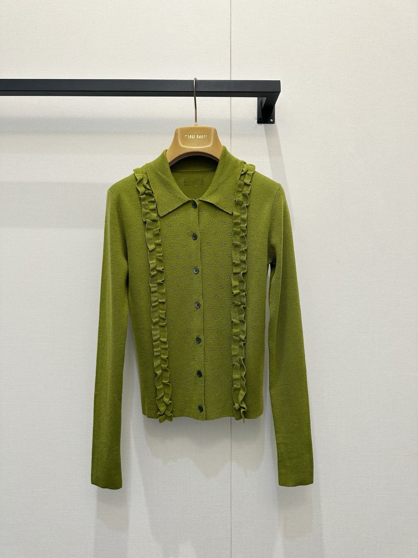 NO:837602,*26new fungus lace knitted cardigan is made of mulberry silk and cashmere blend. The upper body has a soft, waxy and delicate texture, which is perfect for spring and autumn!  The fungus lace design is super layered and full of retro college style. It is made of exclusively imported yb mulberry silk and cashmere blended material. It is embellished with sweet fungus lace and the classic logo embellishment on the back neckline. It is low-key yet recognizable. It has a lapel + button placket. It can be worn alone or layered. It is a versatile item that can be easily used for commuting, dating, and daily life!  1:1 awesome version, the latest spring and summer items, look out for the exclusive high version SML,,19860909*26new木耳花边针织开衫桑蚕丝羊绒混纺材质,上身质感软糯细腻春秋穿超合适！木耳花边设计超有层次感,复古学院风满满独家定制进口yb桑蚕丝羊绒混纺材质,自带甜美气息的木耳花边点缀,后领口经典徽标logo点缀,低调又不失辨识度,翻领+纽扣开襟,单穿or叠搭都OK,通勤、约会、日常都能轻松驾驭的百搭单品闭眼入！1:1超赞版型,春夏最新单品,认准独家高版本 SML,,,Women's clothing