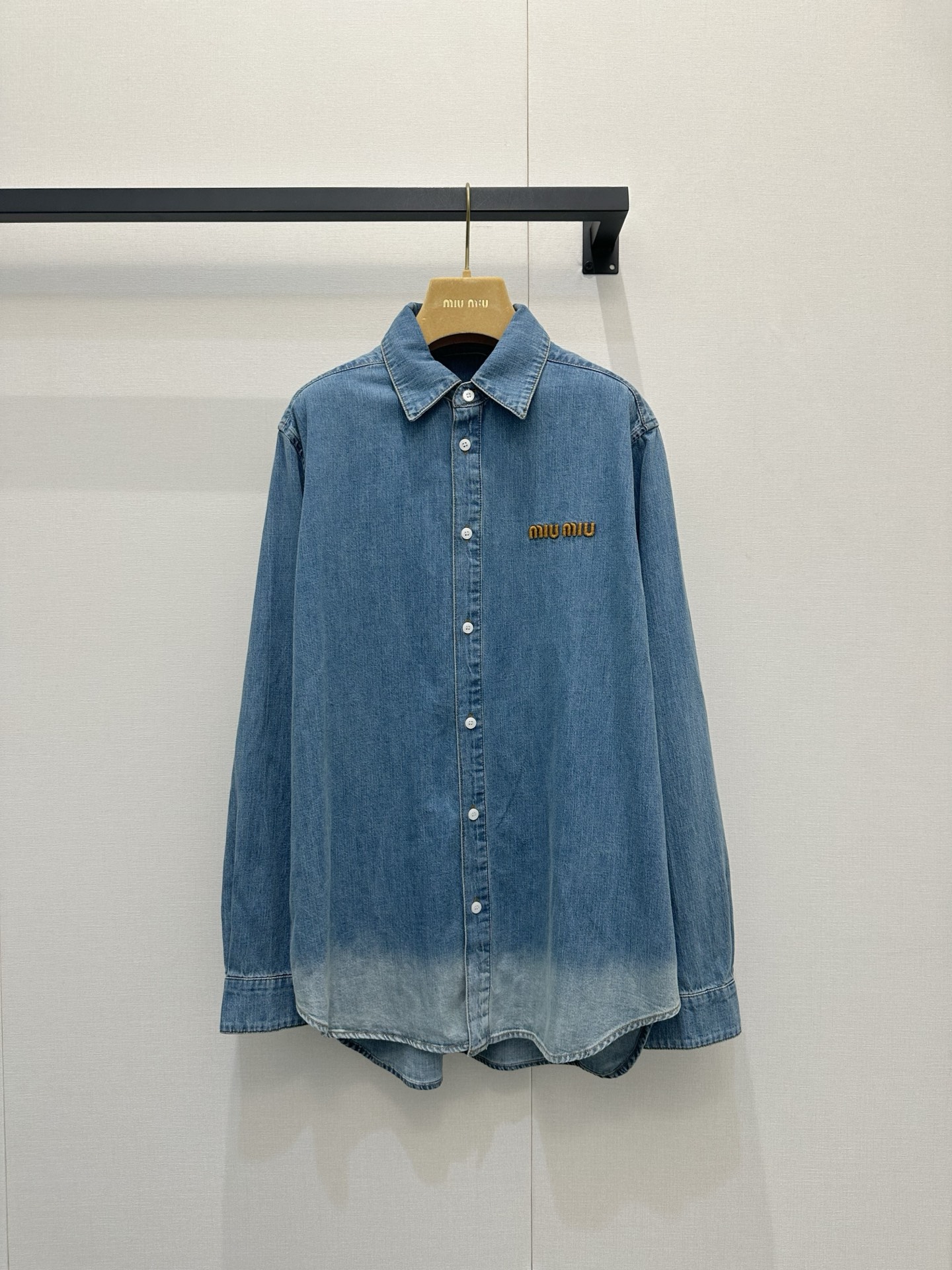 NO:837614,*26new Contrast color embroidered letters gradient washed lapel denim shirt classic washed blue upper body with retro high-end accents, comfortable and crisp to wear. Shirt-style lapel + front button closure, three-dimensional tailoring loose version for men and women, practical and stylish Exclusive custom-made imported yb cotton material, hem gradient washed blue brings a fresh spring and summer atmosphere, perfect for spring and autumn wear!  The layering is perfect. It looks great when paired with a white T-shirt or a skirt. It can easily create a casual and age-reducing style with versatile properties. It can be easily used for commuting, traveling, and daily life. It is a basic wardrobe essential!  1:1 awesome version, latest summer items, look out for exclusive high version SML,,skirts,shirts,19860909*26new撞色刺绣字母渐变洗水翻领牛仔衬衫经典水洗蓝上身自带复古高级腔调,穿着舒适又挺括.衬衫式翻领+正面纽扣开合,立体剪裁宽松版型男女同款实用又有型独家定制进口yb棉材质,下摆渐变洗水蓝自带春夏清新气息,春秋季节穿搭超合适！层次感满分,内搭白T或裙装都很出彩,轻松打造休闲减龄风百搭属性,通勤、出游、日常都能轻松驾驭,是衣橱必备基础款！1:1超赞版型,夏季最新单品,认准独家高版本 SML,,skirts,shirts,,Women's clothing