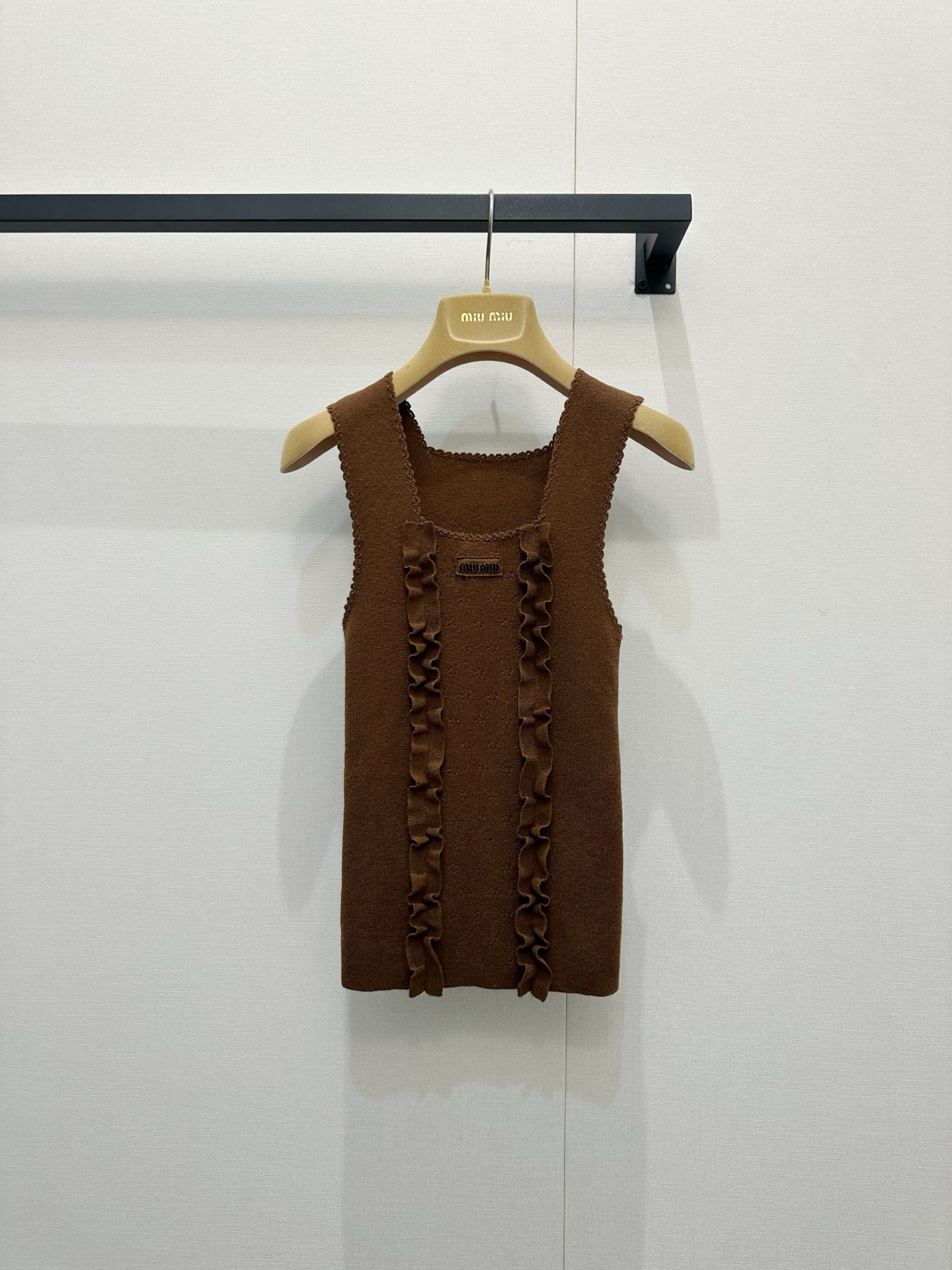 NO:838221,*26new fungus lace knitted vest is made of mulberry silk and cashmere blend. The upper body has a soft, waxy and delicate texture, which is perfect for spring and autumn!  The fungus lace design is super layered and full of retro college style. It is made of exclusively imported yb mulberry silk and cashmere blend. It is embellished with sweet fungus lace and has a classic logo on the chest. It is low-key yet recognizable. It can be worn alone or layered. It is a versatile item that can be easily used for commuting, dating, and daily life!  1:1 awesome version, the latest spring and summer items, look out for the exclusive high version SML,,19860909*26new木耳花边针织背心桑蚕丝羊绒混纺材质,上身质感软糯细腻春秋穿超合适！木耳花边设计超有层次感,复古学院风满满独家定制进口yb桑蚕丝羊绒混纺材质,自带甜美气息的木耳花边点缀,胸前经典徽标logo点缀,低调又不失辨识度,单穿or叠搭都OK,通勤、约会、日常都能轻松驾驭的百搭单品闭眼入！1:1超赞版型,春夏最新单品,认准独家高版本 SML,,,Women's clothing