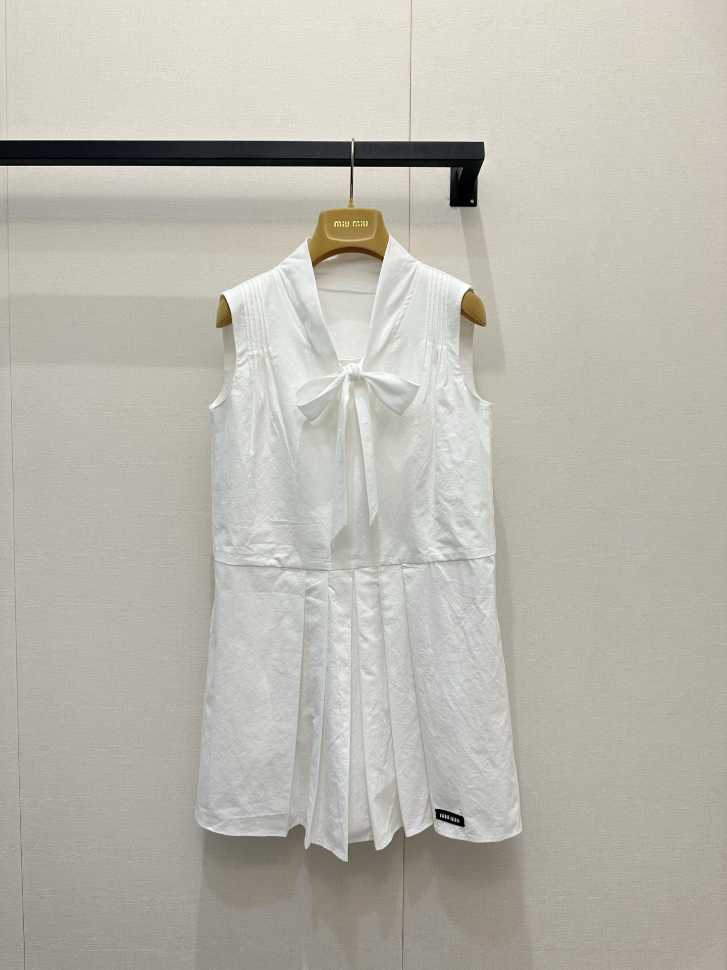 NO:838253,*26new strappy white sleeveless dress with an age-reducing college style upper body perfectly interprets Miu’s unique girly look!  The neck strap element is sweet and elegant ~ Exclusively customized imported yb cotton and linen blended material, the skirt is embellished with classic brand logo patterns, the shoulders are shaped and pleated details, and the three-dimensional cut is slightly wide and loose with a pleated skirt. It is comfortable and layered and can be easily used for daily commuting and leisure!  Miu girls must buy ~ 1:1 awesome version, the latest spring and summer items, look for the exclusive high version SML,, miumiu, skirts,19860909*26new绑带白色无袖连衣裙减龄学院风上身将Miu家独有的少女感完美诠释！领口绑带元素甜美又优雅～独家定制进口yb棉麻混纺材质,裙摆经典品牌徽标图案点缀,肩位定型压褶细节,立体剪裁微阔宽松版型搭配百褶裙摆,舒适又显层次感日常通勤、休闲都能轻松驾驭！Miu女孩必入～1:1超赞版型,春夏最新单品,认准独家高版本 SML,,miumiu,skirts,,Women's clothing