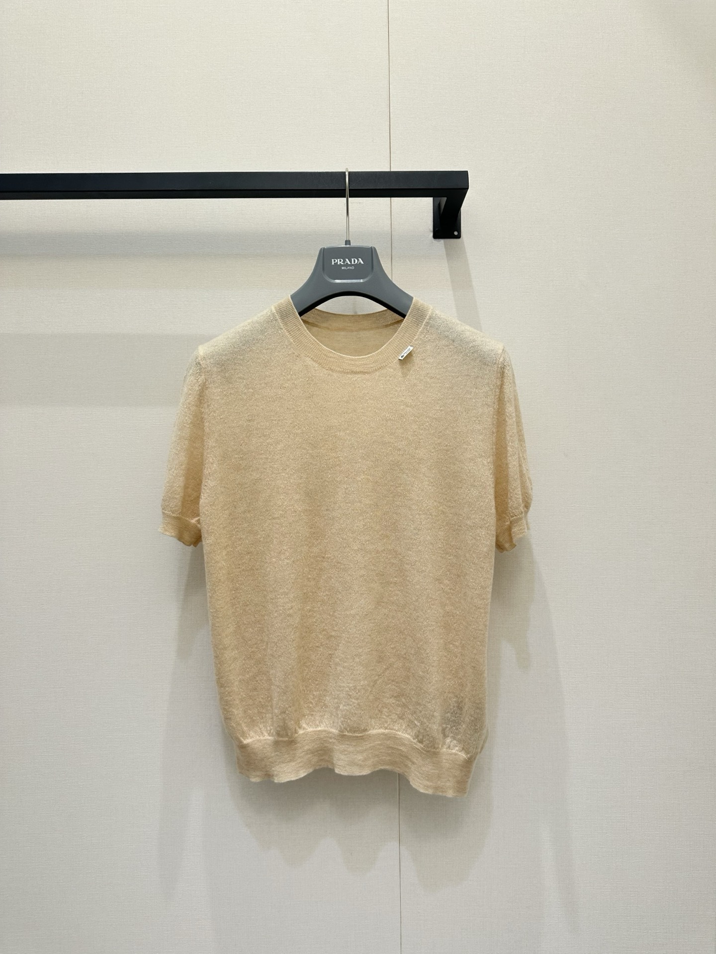 NO:838200,Prad* beige round neck knitted short sleeves, made of soft and skin-friendly cashmere knitted fabric, breathable and comfortable, perfect for spring and summer!  The round neck + right shoulder short sleeve design is simple and elegant. The beige color is versatile and does not matter skin color. It looks good with any combination. The version is slightly loose, flattering and comfortable, and can be easily used for commuting, leisure, and parties. Pair it with denim shorts or high-waisted pants to easily get a fresh and natural style. Ready-made SML, prada, shorts, T-shirt,19860909Prad*米色圆领针织短袖,采用柔软亲肤的羊绒针织面料,透气又舒适,春夏穿超合适！圆领+正肩短袖设计,简约大方,米色百搭不挑肤色,怎么搭都好看.版型微宽松,修饰身形又自在,通勤、休闲、聚会都能轻松驾驭.搭配牛仔短裤或高腰裤,轻松get清新自然风现货SML,,prada,shorts,T-shirt,,Women's clothing