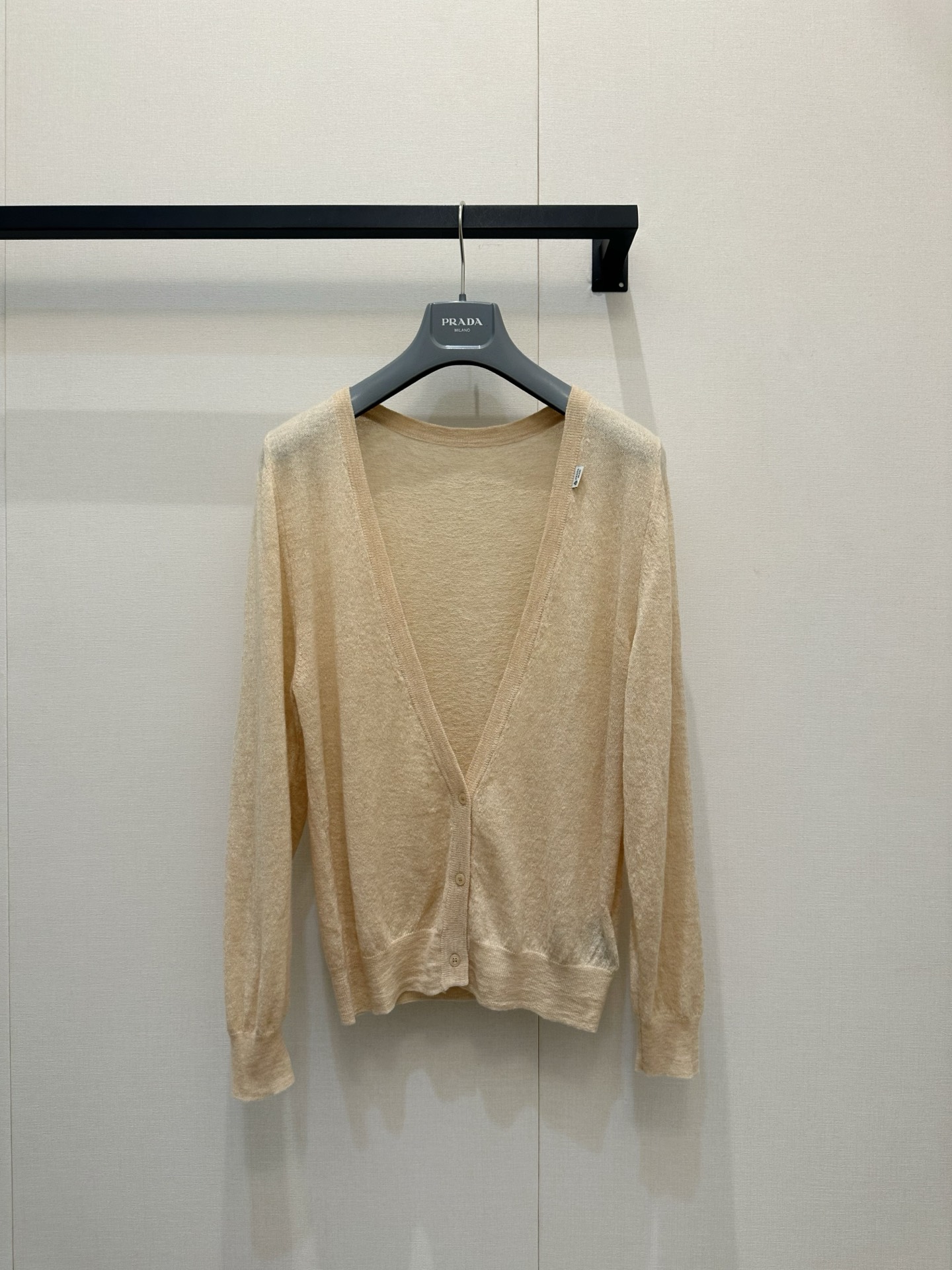 NO:838204,Prad* beige round neck knitted cardigan, made of soft and skin-friendly cashmere knitted fabric, breathable and comfortable, perfect for spring and summer!  The round neck + right shoulder short sleeve design is simple and elegant. The beige color is versatile and does not matter skin color. It looks good with any combination. The version is slightly loose, flattering and comfortable, and can be easily controlled for commuting, leisure, and parties. Paired with denim shorts or high-waisted pants, you can easily get a fresh and natural style SmL, prada, shorts, T-shirt,19860909Prad*米色圆领针织开衫,采用柔软亲肤的羊绒针织面料,透气又舒适,春夏穿超合适！圆领+正肩短袖设计,简约大方,米色百搭不挑肤色,怎么搭都好看.版型微宽松,修饰身形又自在,通勤、休闲、聚会都能轻松驾驭.搭配牛仔短裤或高腰裤,轻松get清新自然风SmL,,prada,shorts,T-shirt,,Women's clothing