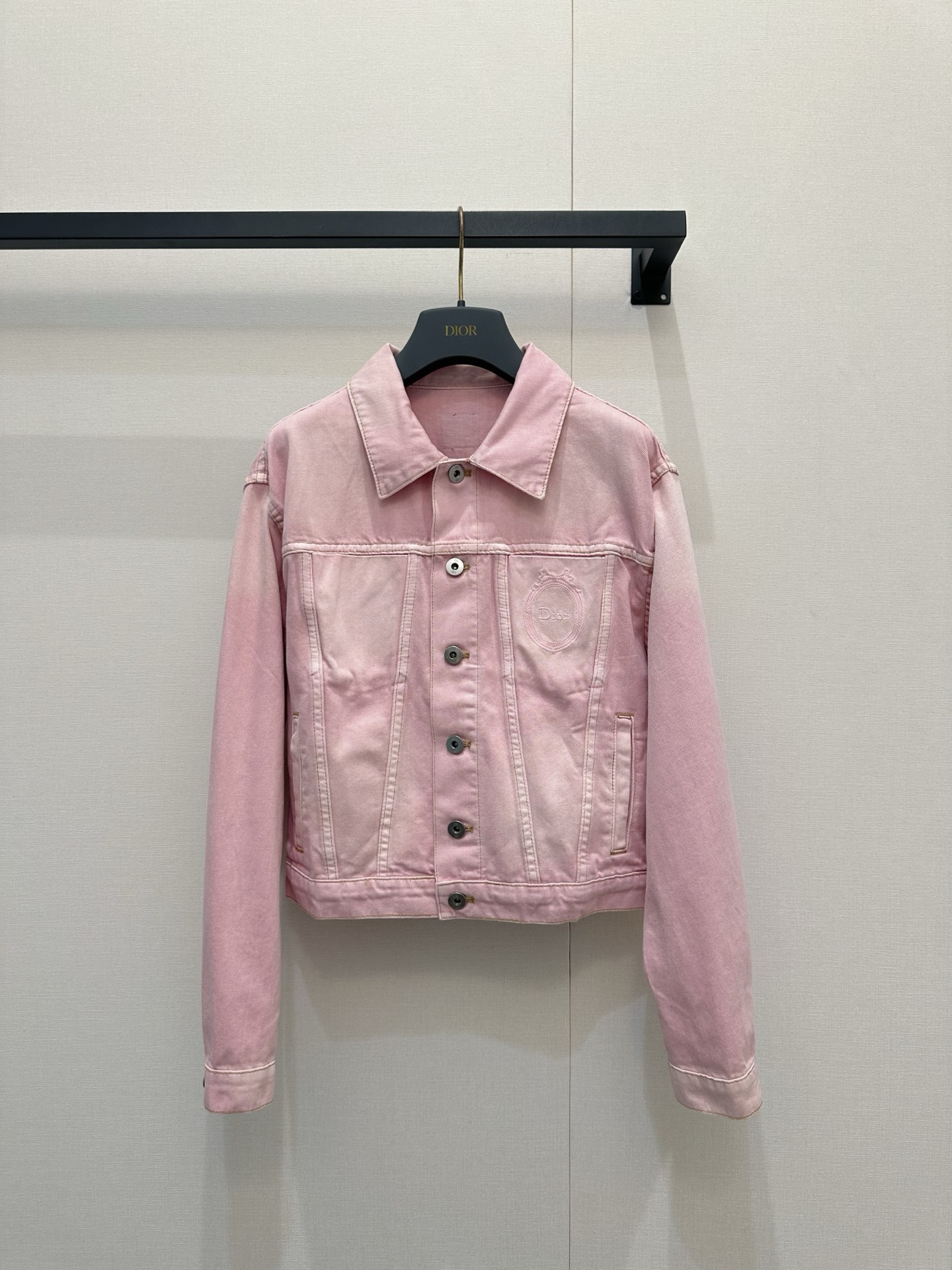 NO:838210,*26new Logo embroidered lapel denim jacket, cherry blossom pink denim, washed imported cotton, three-dimensional tailoring, loose silhouette, modified upper body proportions, visually taller and slimmer~ Exclusively customized imported yb cotton material, embroidered new badge on the chest is super recognizable, perfect details!  The small details of the custom-engraved logo on the hardware mold are in place, and the layering is up. It can be easily used for daily commuting or leisure. Paired with light-colored jeans or skirts, it is fresh and casual, and you can easily get a high-end look ~ 1:1 awesome version, the latest spring and summer items, look for the exclusive high version SML,,skirts,jeans,jackets & coats,19860909*26new 徽标刺绣翻领牛仔外套樱花粉牛仔水洗进口棉质,立体剪裁微廓形宽松,上身修饰身线比例,视觉显高显瘦～独家定制进口yb棉材质,胸前刺绣新徽章超有辨识度,细节满分！五金开模定制刻字logo小细节到位,层次感up,日常通勤或休闲都能轻松驾驭.搭配浅色牛仔裤或裙装,清新随性,轻松get高级感穿搭～1:1超赞版型,春夏最新单品,认准独家高版本 SML,,skirts,jeans,jackets & coats,,Women's clothing