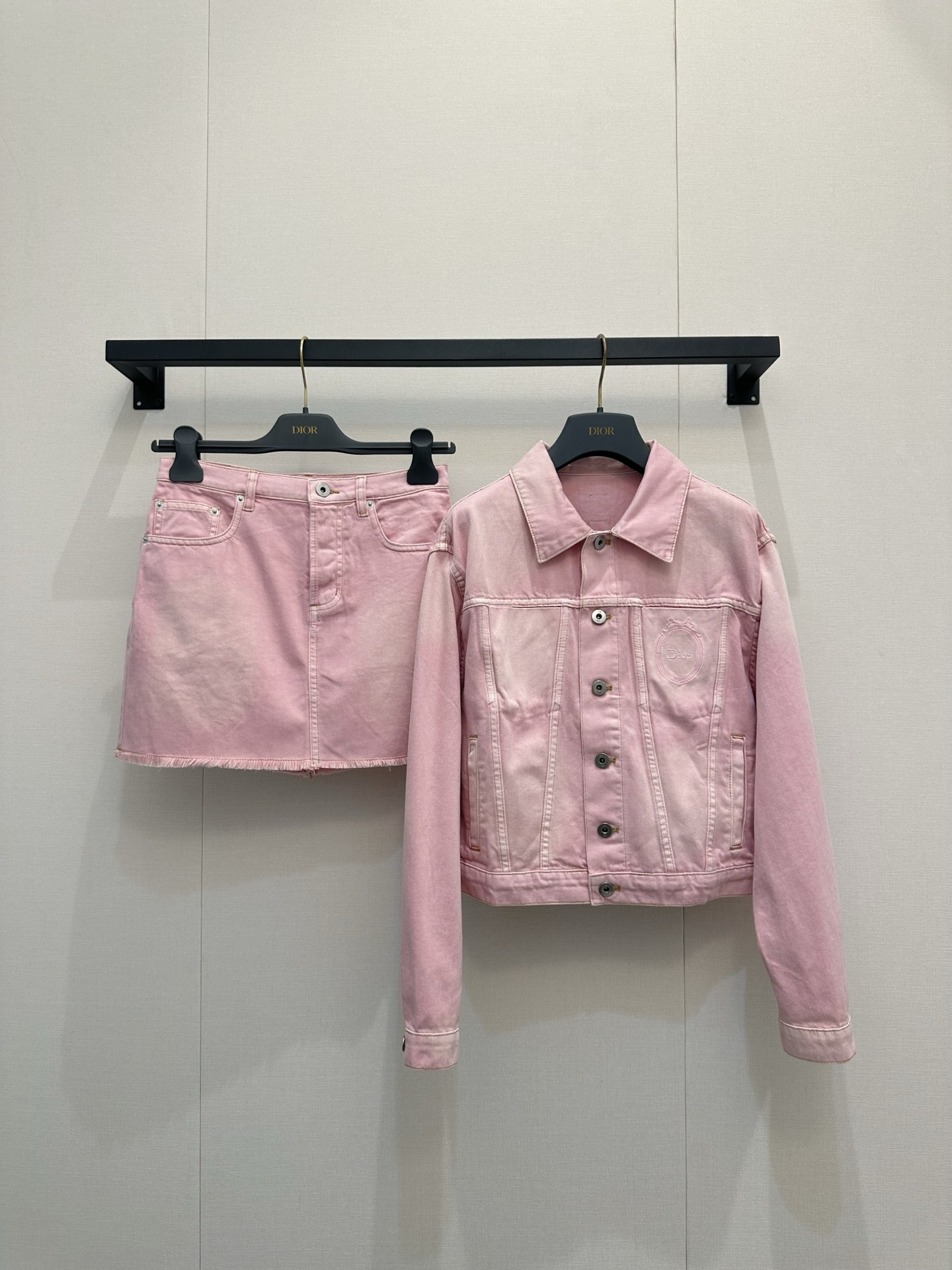 NO:838217,*26new distressed pink denim skirt is made entirely of light pink washed denim. The raw edge design is super casual, and the hardware lettering logo details are perfect. Pink denim skirts have become very popular in the fashion circle recently!  Exclusively customized imported YB cotton material, classic leather badge embellishment on the back waist, CD classic letter stamping technology, the details are completely online ~ short tailoring design, super youthful and energetic in spring and summer!  Easily create a sweet style ~ 1:1 awesome version, the latest spring and summer items, look for the exclusive high version SML,,skirts,19860909*26new做旧粉色牛仔短裙整体采用浅粉色水洗牛仔布,毛边设计超有休闲感,五金刻字logo细节满分 粉色牛仔裙最近在时尚圈超火！独家定制进口yb棉材质,后腰经典皮牌章仔点缀,CD经典字母钢印工艺,细节完全在线～短款剪裁设计,春夏穿超显青春活力！轻松打造甜美风格～1:1超赞版型,春夏最新单品,认准独家高版本 SML,,skirts,,Women's clothing