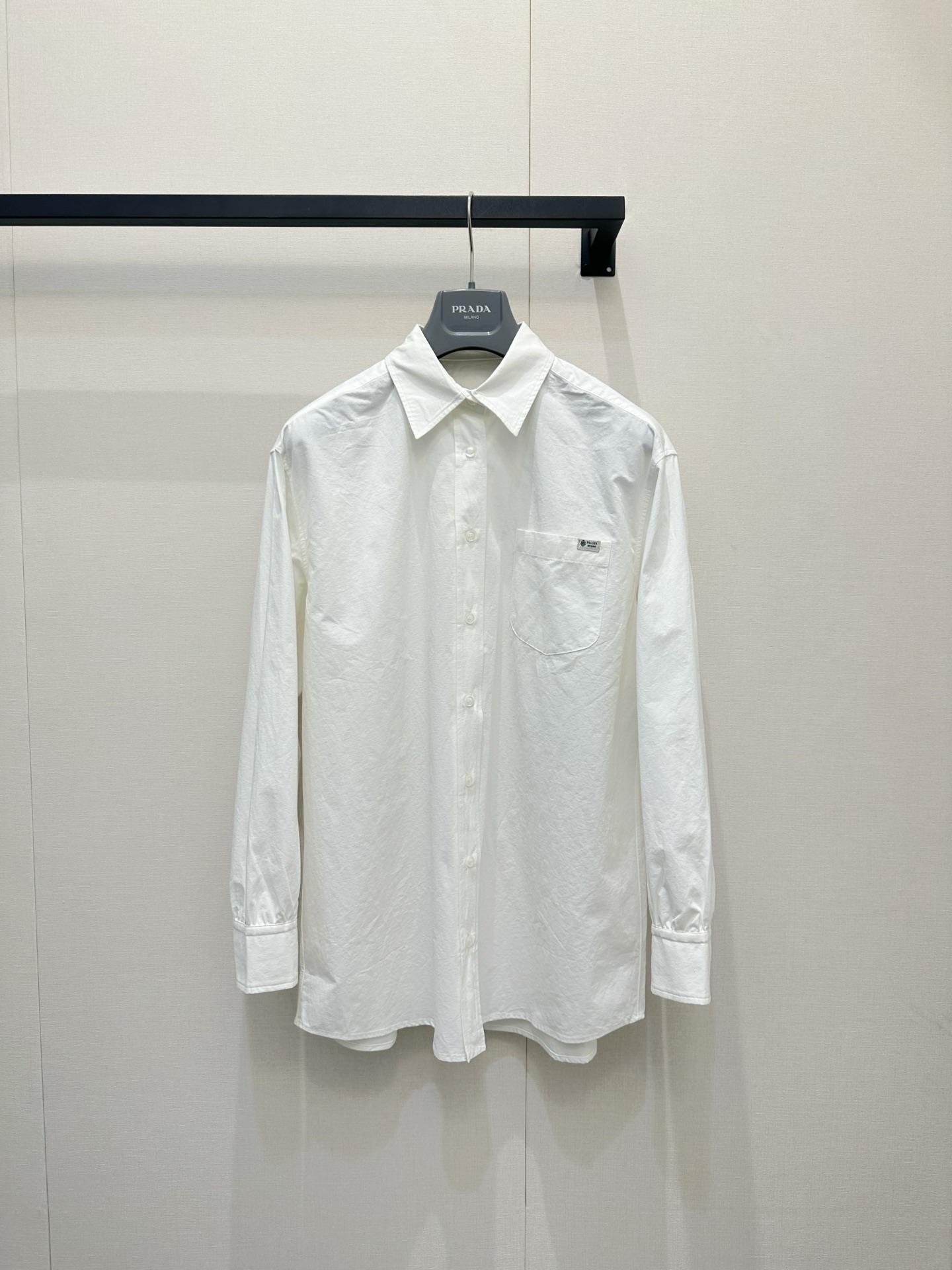 NO:838824,Prada 2026 Spring and Summer New Releases  This cotton and linen white shirt is the ceiling counter-level custom-woven cotton and linen fabric that has a relaxed feel in spring and summer. It feels soft and firm enough with a natural texture, and will not stick to the body. In summer, it can be worn open as a sun protection shirt, with suspenders + denim shorts inside.  The wind blows with its own refreshing filter and casual pleats. It looks good without ironing. Even lazy people can easily create a high-end atmosphere. It is definitely a classic size that can be worn for many years. SML, prada, shorts, shirts,19860909Prada 2026春夏上新 这件棉麻白衬衫才是春夏松弛感的天花板专柜级的定织棉麻面料摸起来自带天然肌理感软乎乎的却又足够挺括,不会软塌塌贴在身上夏天当防晒衫敞开穿,内搭吊带+牛仔短裤,风一吹自带清爽滤镜自带随性褶皱,不用熨烫也很好看,懒人也能轻松拿捏高级氛围感,绝对是能穿很多年的经典款码数SML,,prada,shorts,shirts,,Women's clothing