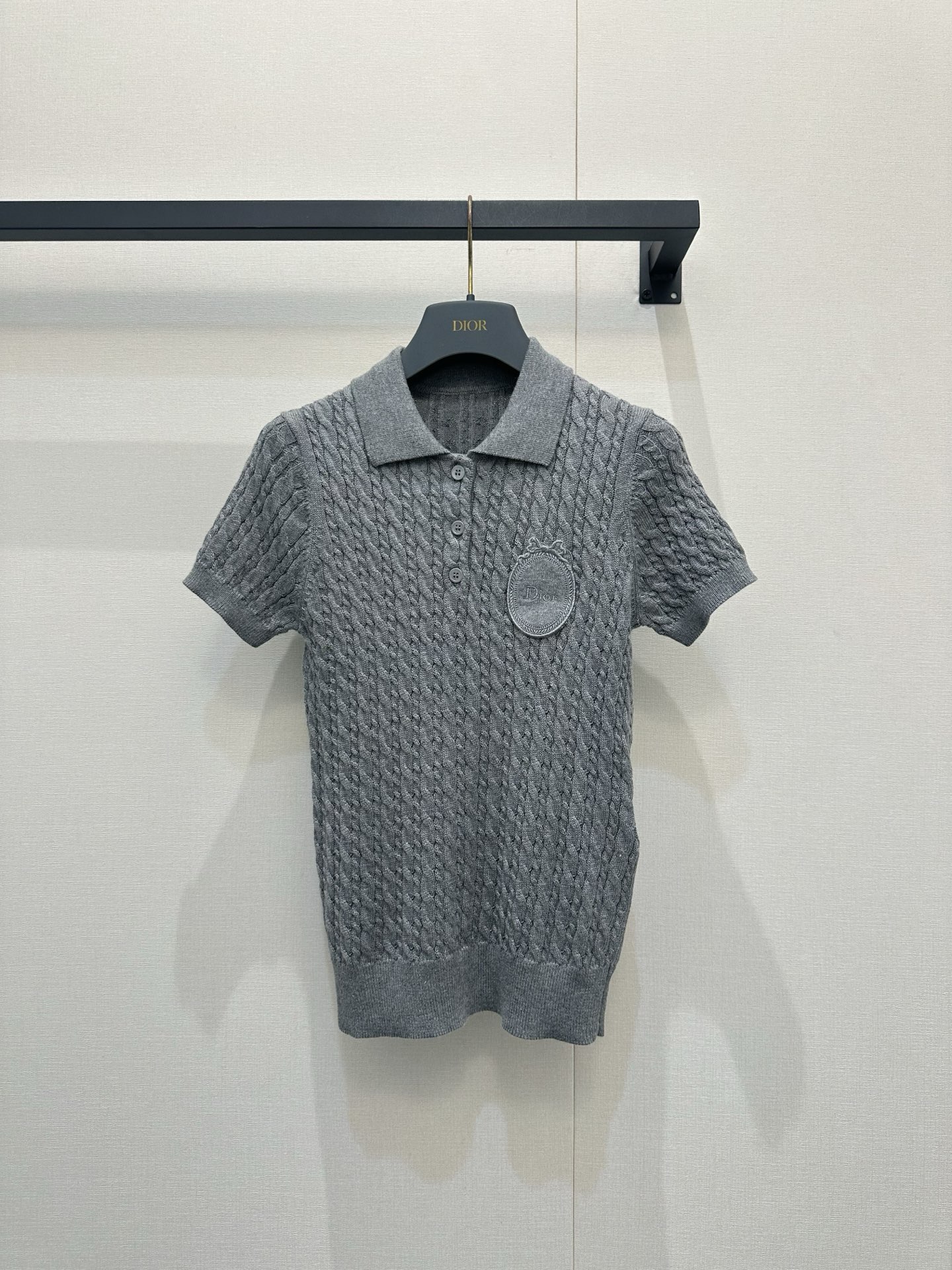 NO:840091,Dior's 2026 new gray cable knit Polo shirt perfectly combines the classic college style texture with luxurious knitting. The interweaving gray tones bring a high-end texture, and the embellishment of the lapel and chest logo are more low-key and luxurious. The soft and breathable knitted fabric is close-fitting and comfortable, and the short-sleeved design is just right.  It balances elegance and casualness. Whether worn alone to show a lazy literary style, or paired with suit pants to create an urban elite look, it can be easily controlled, allowing you to exude a casual French sense of luxury in every gesture. It is an indispensable and versatile artifact in the spring and autumn wardrobe. Size 36.38.40  1088430,,dior,T-shirt,business suit,19860909Dior2026新款灰色绞花针织Polo衫,将经典的学院风纹理与奢华针织完美融合,深浅交织的灰色调自带高级质感,翻领与胸前徽标的点缀更显低调奢华.柔软透气的针织面料贴身舒适,短袖设计恰到好处地平衡了优雅与随性,无论是单穿展现慵懒文艺范,还是搭配西装裤打造都市精英造型,都能轻松驾驭,让你在举手投足间散发不经意的法式高级感,是春秋季衣橱里不可或缺的百搭神器.尺码36.38.40 1088430,,dior,T-shirt,business suit,,Women's clothing