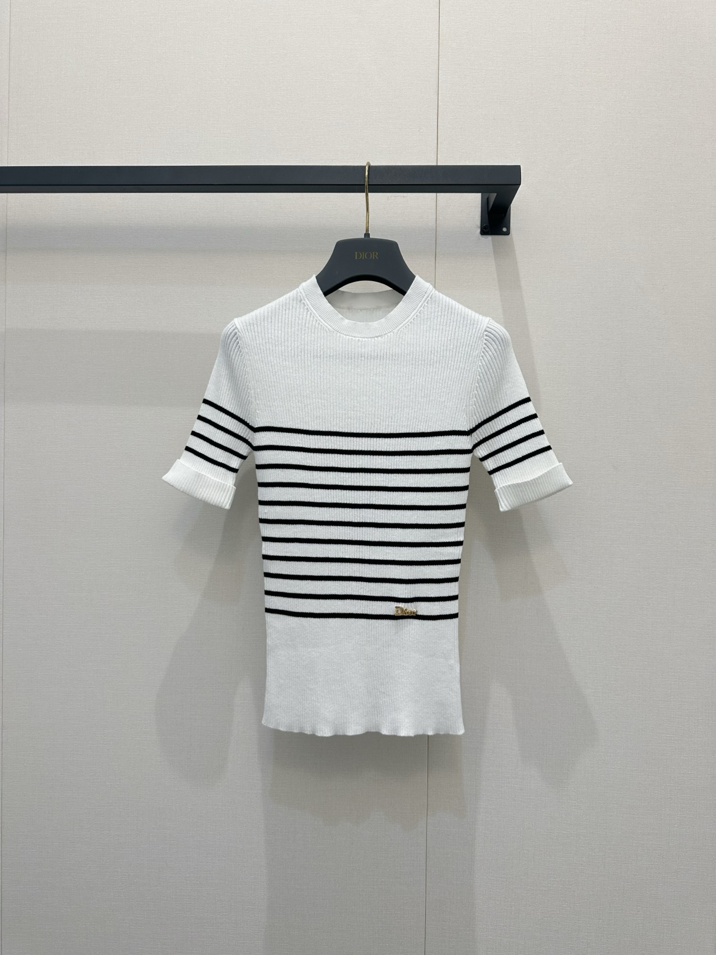 NO:840041,Dio*26 new spring and summer striped knitted short-sleeve, made of high-quality knitted fabric, soft and skin-friendly, super comfortable to wear in spring and summer! Classic round neck + contrasting stripes, logo embroidery on the chest is very recognizable. It looks great with jeans or skirts~ It can be easily controlled for daily commuting and leisure, fashionable and practical, it is a wardrobe must-have item! SML,, dior, skirts, jeans, T-shirt,19860909Dio*26春夏新款条纹针织短袖,采用高品质针织面料,柔软亲肤,春夏穿超舒服!经典圆领+撞色条纹,胸前logo刺绣超有辨识度.无论配牛仔裤还是半裙都很出彩~日常通勤,休闲都能轻松驾驭,时尚又实用,是衣橱必备单品!SML,,dior,skirts,jeans,T-shirt,,Women's clothing