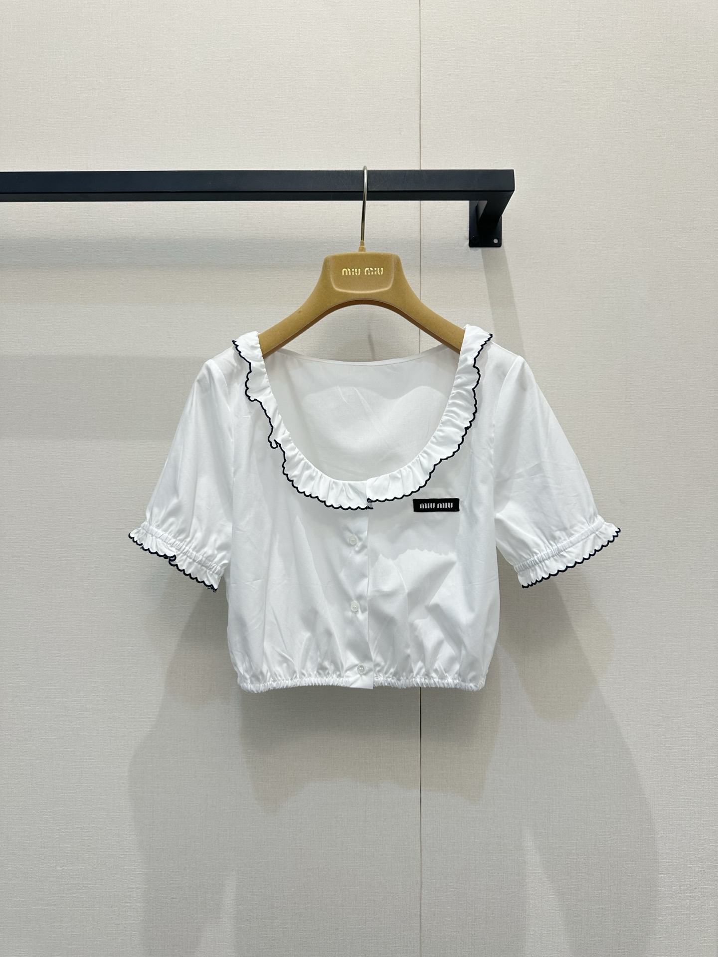 NO:840080,Miu  Mi*2026 new white short shirt, the black wavy edges of the collar and cuffs are like lace kissed by the sea breeze, the puff sleeves hide the girl's charm, the short cut quietly raises the waistline, paired with high-waisted jeans, it is a sweet and cool girl on the street, change into a satin skirt  It can also be transformed into the daughter of a retro illustrated magazine. It is not a simple white shirt, it is a romantic poem written in summer, and it is a style that can tell different stories in the wardrobe~SML,,miumiu,skirts,jeans,shirts,19860909Miu Mi*2026新款白色短款衬衫,领口与袖口的黑色波浪边像被海风吻过的蕾丝,泡泡袖藏着少女的娇憨,短款剪裁悄悄拉高腰线,搭配高腰牛仔裤是街头甜酷少女,换上缎面半裙又能化身复古画报里的千金.它不是简单的白衬衫,是夏天写给浪漫的诗,是衣橱里能穿出不一样故事的款～SML,,miumiu,skirts,jeans,shirts,,Women's clothing