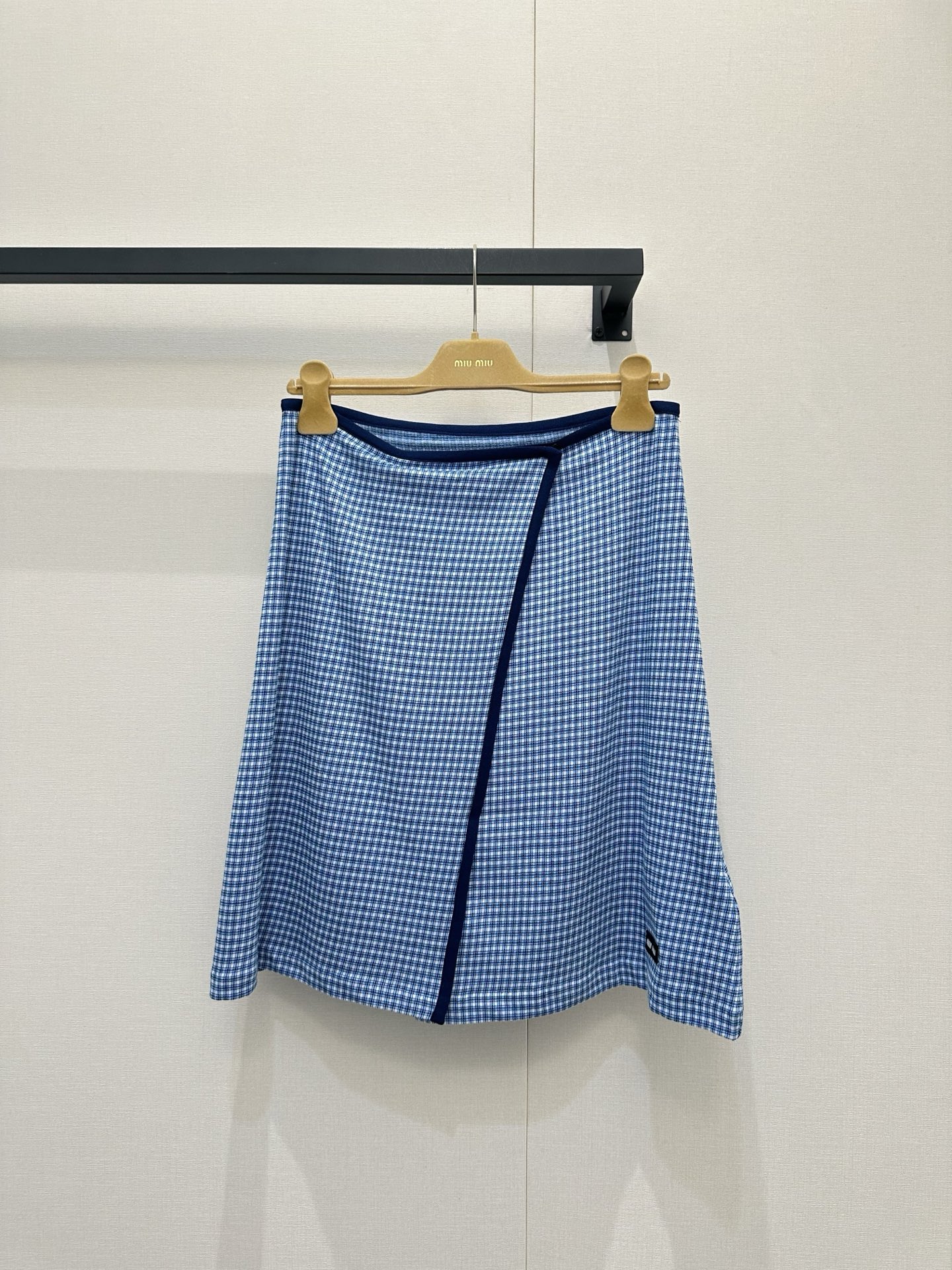 NO:840037,*26new Hem logo letter one-piece skirt comes with blue plaid elements that show whiteness and vitality. The length of the mid-skirt increases the proportion of the body line. It can be matched with any combination to make a perfect Miu style. Exclusively customized imported yb cotton material. The hem is embellished with letter logo. The one-piece design is easy to put on and take off. It is a very nice choice to wear alone and layered. It is a must-have artifact for college to reduce age~ 1:1 awesome version, the latest item in early spring; look for the exclusive high version  SML,,miumiu,skirts,19860909*26new下摆徽标字母一片式半裙自带显白元气的蓝色格纹元素,中裙的长度上身拉高身线比例,随意搭配都能做完美的Miu系穿搭独家定制进口yb棉材质,下摆做字母徽标点缀,一片式设计穿脱方便,单穿叠搭都是非常nice 的选择,学院减龄必备神器～1:1超赞版型,早春最新单品；认准独家高版本 SML,,miumiu,skirts,,Women's clothing