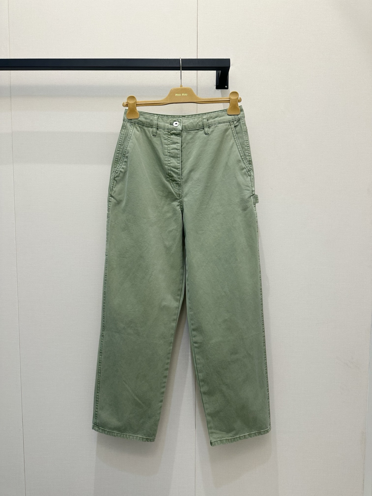 NO:839404,Miu light green straight-leg casual pants have a high-waist design and a loose straight-leg fit. They are super friendly for leg modification and can be easily controlled by pear-shaped figures!  The fabric is soft and breathable, super comfortable to wear in spring and summer, and the drape is perfect. The light green color is fresh and natural, and it is versatile when paired with T-shirts, shirts or sweaters. It can be worn for commuting, leisure, and outdoor use ~ The nine-point pants are long and exposed to the ankles, making you look taller and slimmer. A must-have for petite girls!  ,,miumiu,shirts,tees,t-shirt,19860909Miu浅绿色直筒休闲裤 高腰设计+宽松直筒版型,修饰腿型超友好,梨形身材也能轻松驾驭！面料柔软透气,春夏穿超舒服,垂感满分.浅绿色清新自然,搭配T恤、衬衫或针织衫都很百搭,通勤、休闲、户外都能hold住～九分裤长露脚踝,显高显瘦,小个子女生必入！,,miumiu,shirts,tees，t-shirt,,Women's clothing