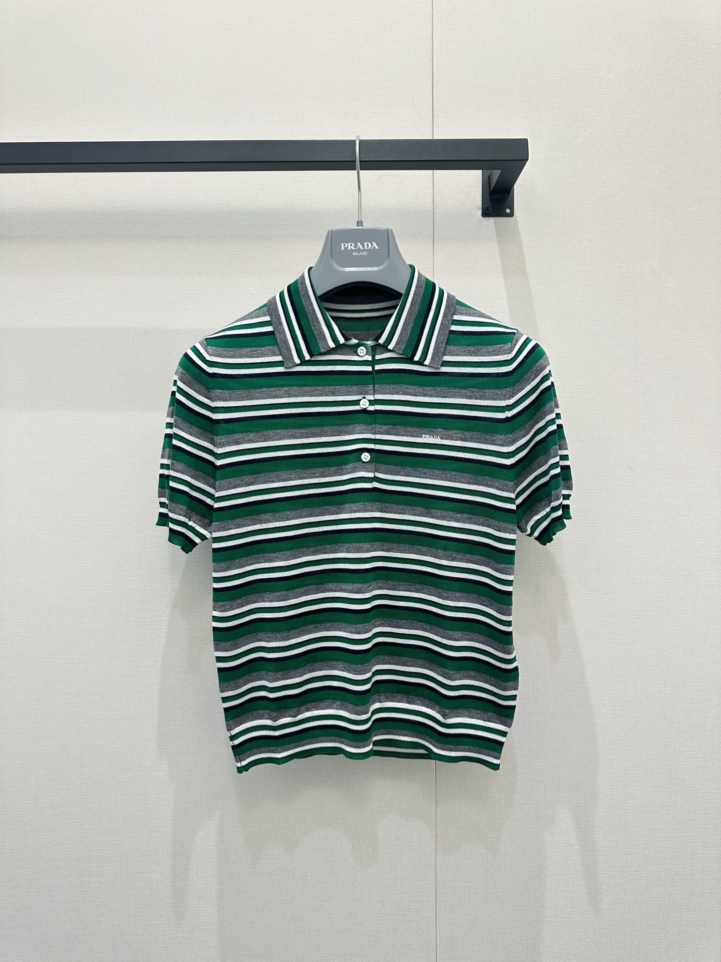 NO:839409,*26new Green and gray color-blocked striped Polo short-sleeved sweater is highly suitable for summer. It has a contrasting stripe + lapel design. It is full of retro college style, fashionable and age-reducing. It is made of imported yb mulberry silk and cotton blend. It is embroidered with classic brand letters on the chest. It is low-key yet recognizable. The three-dimensional cut short-sleeved loose version is very tolerant and can be worn alone or layered. It can be easily used for commuting and weekend outings. The upper body is refreshing and textured, so you can easily get a high-end look!  1:1 awesome version, the latest spring and summer items, look out for the exclusive high version SML, T-shirt,19860909*26new绿灰拼色条纹Polo短袖针织衫夏天适配度超高的撞色条纹+翻领设计,复古学院风满满,时尚又减龄独家定制进口yb桑蚕丝棉混纺材质,胸前经典品牌字母刺绣点缀,低调不失辨识度,立体剪裁短袖宽松版型,包容性强,单穿或叠穿都很OK,通勤、周末出游都能轻松驾驭,上身清爽又有质感,轻松get高级感穿搭！1:1超赞版型,春夏最新单品,认准独家高版本 SML,,T-shirt,,Women's clothing