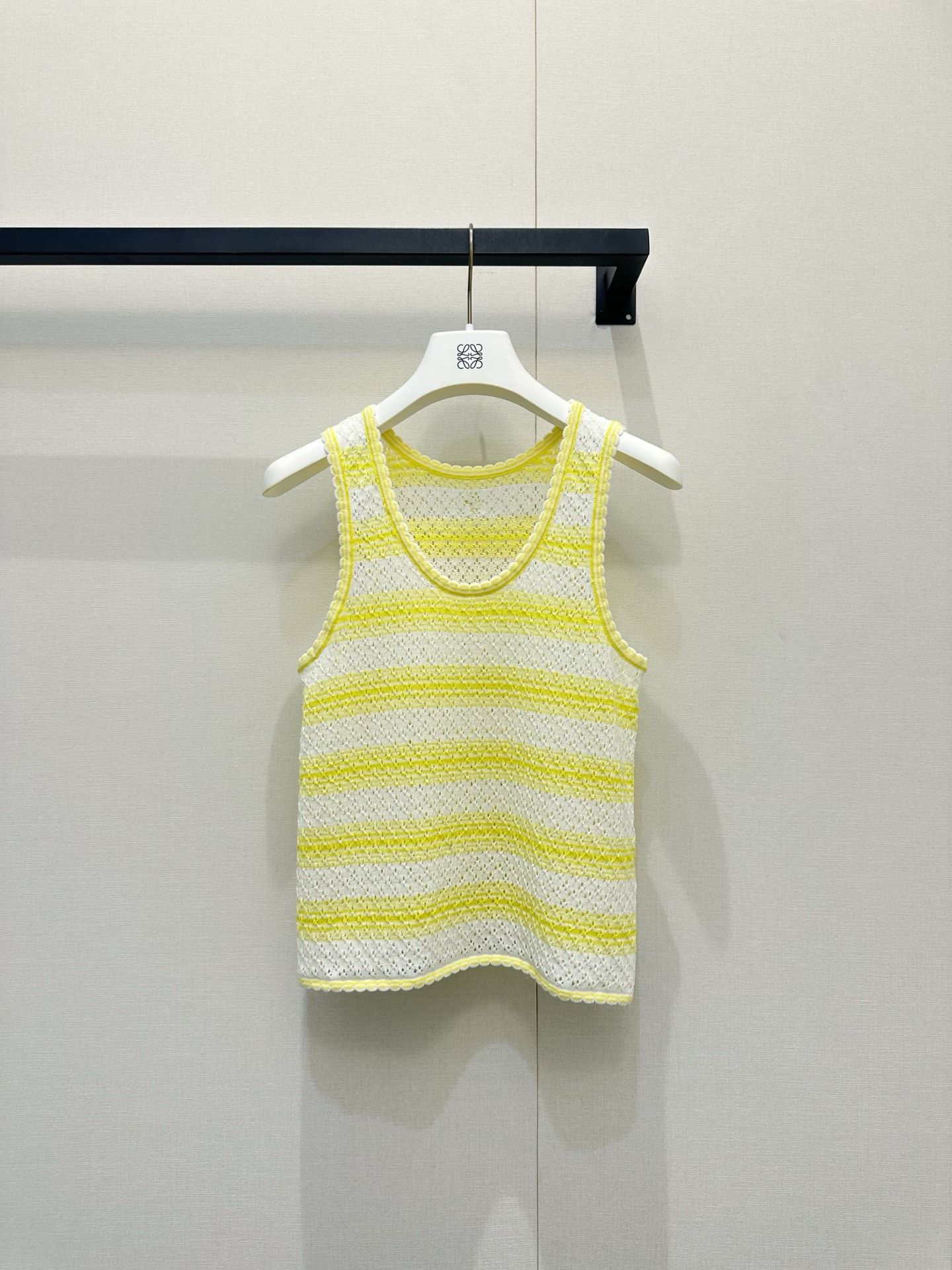 NO:839414,Loewe's 2026 new lemon yellow wavy knitted vest wears the brightness and vitality of summer on your body!  The refreshing yellow and white stripes are intertwined, with exquisite wavy crochet and hand-woven details. It is soft to the touch and full of three-dimensionality. It is a holiday style item that can instantly lighten your mood. The short and slim fit, whether worn with a white shirt to create a well-behaved college look, or worn alone with high-waist pants to go to the beach, has an effortless fashionable atmosphere. Wear it, as if you have put sunshine and a good mood into your wardrobe. Sizes SML,, loewe, shirts,19860909Loewe 2026新款 柠檬黄波浪纹针织背心,把夏日的明媚与活力穿在身上！清爽的黄白条纹交织,搭配精致的波浪钩花与手工编织细节,触感柔软又充满立体感,是能立刻点亮心情的度假风单品.短款修身版型,无论是内搭白衬衫演绎乖巧学院感,还是单穿搭配高腰裤去海边吹风,都自带毫不费力的时髦气息.穿上它,仿佛把阳光和好心情都装进了衣柜里.尺码SML,,loewe,shirts,,Women's clothing