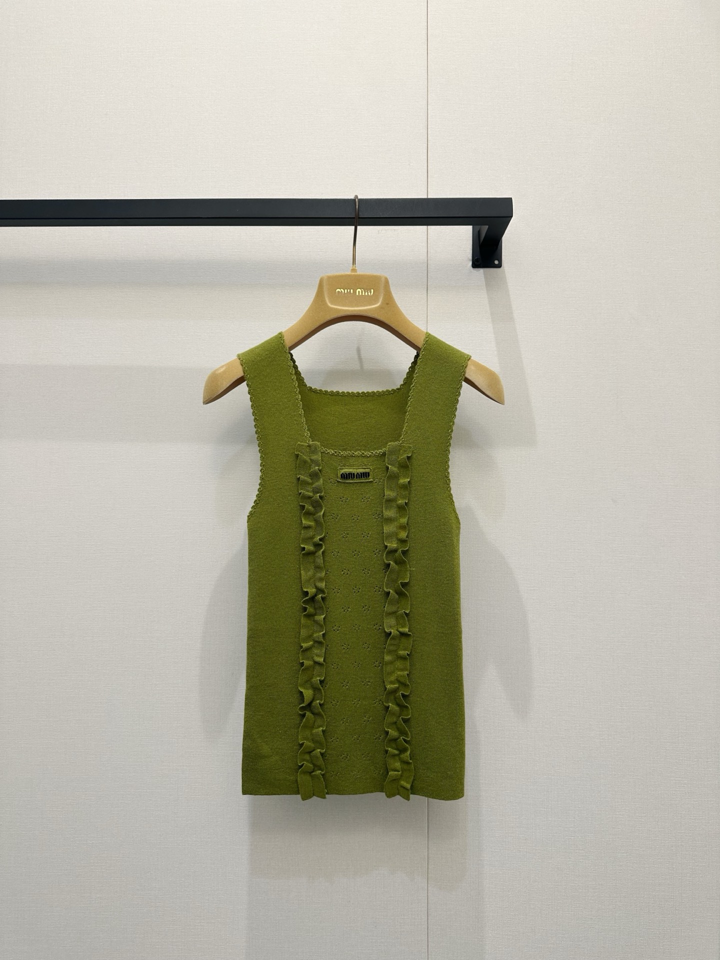 NO:840045,*26new fungus lace knitted vest is made of mulberry silk and cashmere blend. The upper body has a soft, waxy and delicate texture, which is perfect for spring and autumn!  The fungus lace design is super layered and full of retro college style. It is made of exclusively imported yb mulberry silk and cashmere blend. It is embellished with sweet fungus lace and has a classic logo on the chest. It is low-key yet recognizable. It can be worn alone or layered. It is a versatile item that can be easily used for commuting, dating, and daily life!  1:1 awesome version, the latest spring and summer items, look out for the exclusive high version SML,,19860909*26new木耳花边针织背心桑蚕丝羊绒混纺材质,上身质感软糯细腻春秋穿超合适！木耳花边设计超有层次感,复古学院风满满独家定制进口yb桑蚕丝羊绒混纺材质,自带甜美气息的木耳花边点缀,胸前经典徽标logo点缀,低调又不失辨识度,单穿or叠搭都OK,通勤、约会、日常都能轻松驾驭的百搭单品闭眼入！1:1超赞版型,春夏最新单品,认准独家高版本 SML,,,Women's clothing