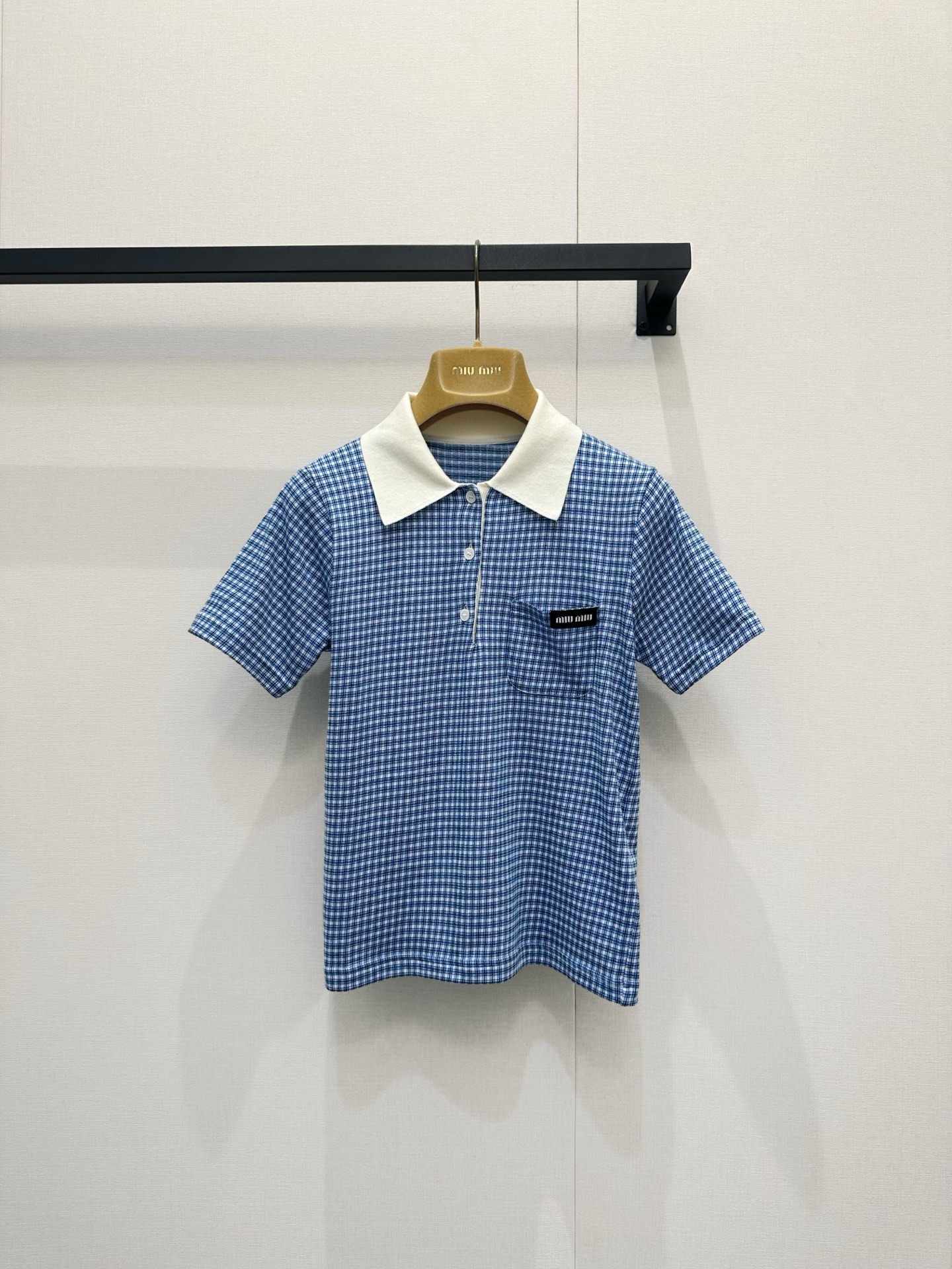 NO:840049,Miu  Miu*26 counter's new blue and white plaid Polo shirt, the top version is made of 70% cashmere and 30% mulberry silk blended fabric, which is smooth and skin-friendly. It has a luxurious texture and breathable comfort. The classic blue and white plaid pattern is paired with off-white lapels, giving a fresh college style. The black logo pocket on the chest is embellished with details, showing brand recognition in simplicity.  .The loose fit is highly tolerant. Whether paired with shorts from the same series to create a refreshing suit, or mixed with light-colored jeans, it can easily create a lazy and fashionable atmosphere. It is a rare textured item in the spring and summer wardrobe, allowing daily wear to have a perfect balance of high-end and comfort.,,miumiu,shorts,jeans,19860909Miu Miu*26专柜新款蓝白格纹Polo衫,顶级版本看细节甄选70山羊绒与30桑蚕丝混纺面料,触感柔滑亲肤,兼具奢华质感与透气舒适.经典蓝白格纹搭配米白色翻领,清新学院风扑面而来,胸前黑色徽标口袋点缀细节,简约中透出品牌辨识度.宽松版型包容性强,无论是搭配同系列短裤打造清爽套装,还是与浅色牛仔裤混搭,都能轻松营造慵懒时髦的氛围,是春夏衣橱中不可多得的质感单品,让日常穿搭也能拥有高级感与舒适度的完美平衡.,,miumiu,shorts,jeans,,Women's clothing
