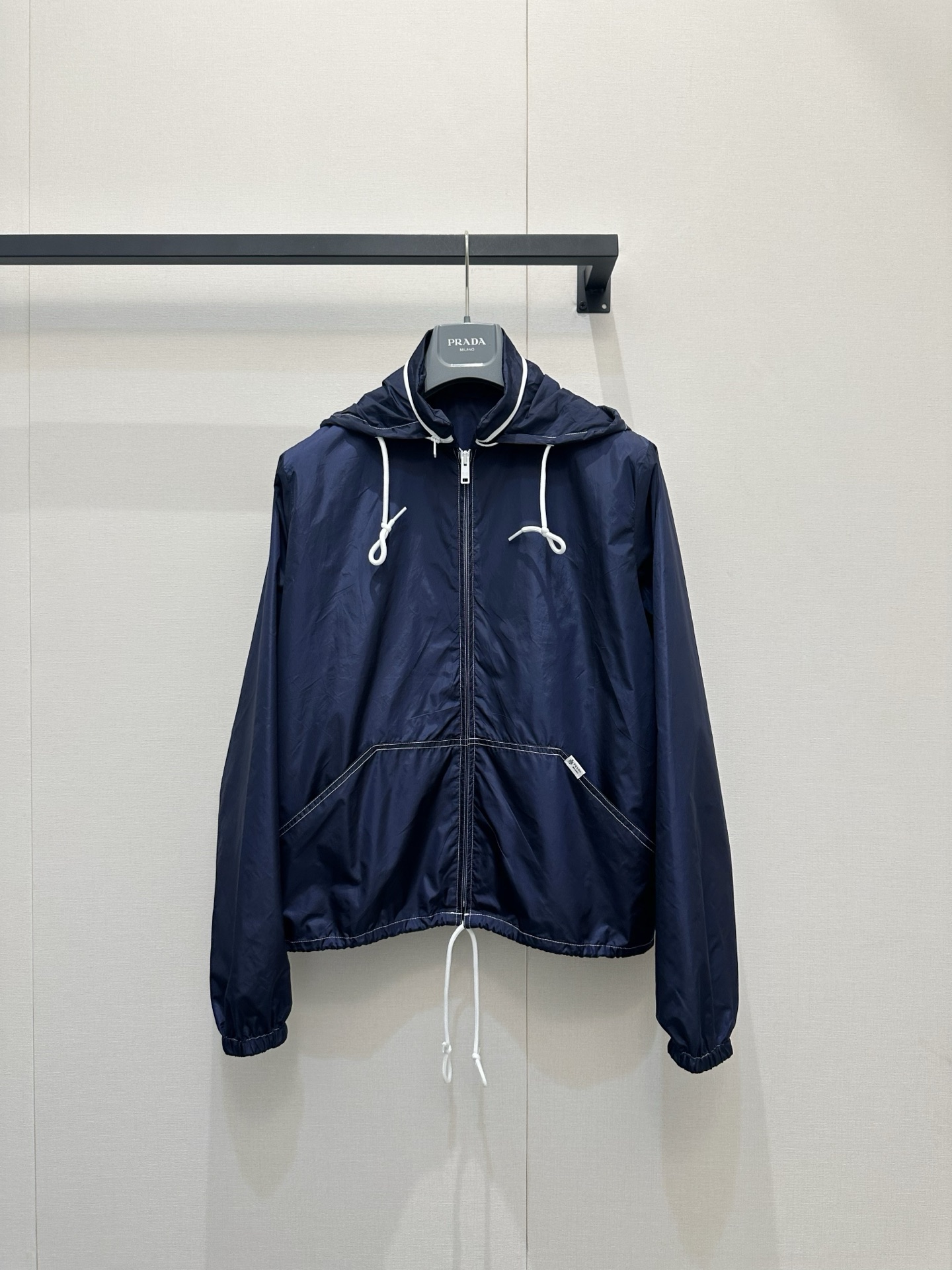 NO:840720,*26new Contrast color navy blue hooded jacket with small pockets combines urban functional style and minimalist high-end sense into a portable scenery ~ hooded drawstring + contrasting topstitching outlines the outline, smooth and neat zipper, windproof hem and waistline, light fabric hides the confidence to cope with changeable weather. Exclusively customized imported yb nylon material, with high-end texture, navy blue main tone upper body perfectly presents the brand's unique high-end fashion temperament!  It can be used for daily commuting, citywalking or outdoor exploration. The new tag with it is like a 'fashionable protective bag'. You can carry it on your back and rush to the next free and exquisite date ~ 1:1 awesome version, the latest spring and summer items, look out for the exclusive high version SML,, jackets & coats, hats,19860909*26new口袋小标撞色藏蓝连帽外套 把都市机能风与极简高级感揉成了随身风景～连帽抽绳+撞色明线勾勒轮廓,拉链顺滑利落,下摆束口防风又显腰线,轻盈面料藏着应对多变天气的底气 独家定制进口yb尼龙材质,自带高级质感的藏蓝色主调上身将品牌独有的高级时髦气质完美呈现！日常通勤、citywalk或户外轻探索都能稳稳拿捏氛围,全新带吊牌的它像一份“时髦防护包”,背上就奔赴下一场自由与精致的约会～1:1超赞版型,春夏最新单品,认准独家高版本 SML,,jackets & coats,hats,,Women's clothing