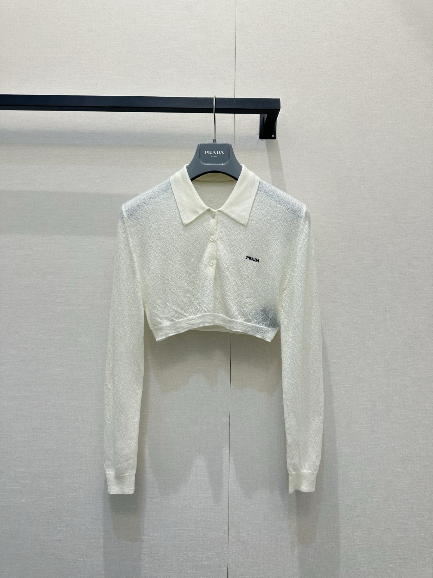 NO:840726,26 spring and summer new products pra** milky white tone POLO collar short sweater with light oxygen and relaxation. Soft and skin-friendly knitted fabric, with neat lapels. Short high-waist tailoring, easily optimizes the 37/30 ratio. Simple small label embellishment, low-key and noble. Wear alone to reduce age, layered and versatile. Easily achieve the sense of luxury for daily and commuting. Ready for sale at smL, prada,1986090926春夏新品 pra**奶白调POLO领短款针织衫 自带轻氧松弛感 软糯亲肤的针织面料,搭配利落小翻领 短款高腰剪裁,轻松优化三七分比例 简约小标点缀,低调又显贵气 单穿清爽减龄,叠搭百搭不出错 轻松拿捏日常与通勤的高级感现货出售smL,,prada,,Women's clothing