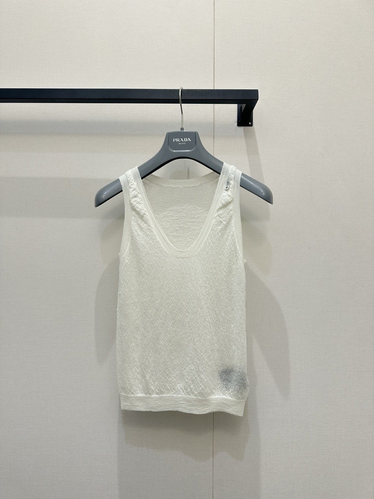 NO:856929,*26new logo round neck knitted vest is made of soft and skin-friendly cashmere knitted fabric. The upper body is breathable and comfortable, perfect for spring and summer!  Round neck + straight shoulder design, simple and elegant, white is versatile and does not matter skin color, looks good with any combination. Exclusively customized imported yb cashmere material, classic logo stamp embellishment on the neck, low-key yet recognizable, three-dimensional tailoring is slightly loose, flattering the body shape and comfortable, can be easily managed for commuting, leisure, and parties. Pair it with denim shorts or high-waist pants, you can easily get a fresh and natural style ~ 1:1 awesome version, the latest spring and summer items, look for the exclusive high version, in stock SML,, shorts,19860909*26new徽标圆领针织背心定制柔软亲肤的羊绒针织面料,上身透气又舒适,春夏穿超合适！圆领+正肩款设计,简约大方,白色百搭不挑肤色,怎么搭都好看独家定制进口yb山羊绒材质,领口经典徽标章仔点缀,低调不失辨识度,立体剪裁版型微宽松,修饰身形又自在,通勤、休闲、聚会都能轻松驾驭.搭配牛仔短裤或高腰裤,轻松get清新自然风～1:1超赞版型,春夏最新单品 认准独家高版本 现货 SML,,shorts,,Women's clothing