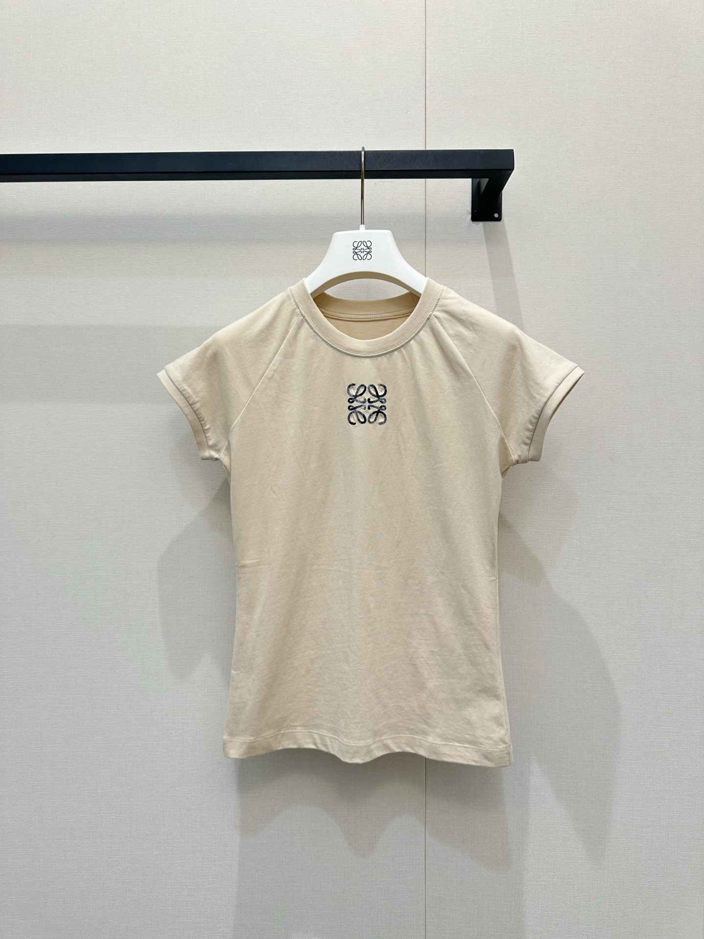 NO:840732,26 spring and summer new product Loe** is minimalist, with a sense of luxury. It is off-white/navy blue and slim-fitting short-sleeved, with a soft light filter. The embroidered logo on the chest is low-key and recognizable, and the raglan sleeves modify the body shape. Wearing it alone is a gentle and temperamental sister. When layered with a suit, it instantly becomes a smart commuting style. One piece unlocks N kinds of opening methods in spring and summer, suitable for commuting/dating/traveling. Ready for sale sml,, loewe, T-shirt, business suit,1986090926春夏新品Loe**极简主义,自带高级感 米白/藏青两色修身短袖,自带柔光滤镜.胸口刺绣logo低调有辨识度,插肩袖版型修饰身形,单穿是温柔气质姐姐,叠搭西装秒变干练通勤风,一件解锁春夏N种打开方式,通勤/约会/出游都适配.现货出售smL,,loewe,T-shirt,business suit,,Women's clothing