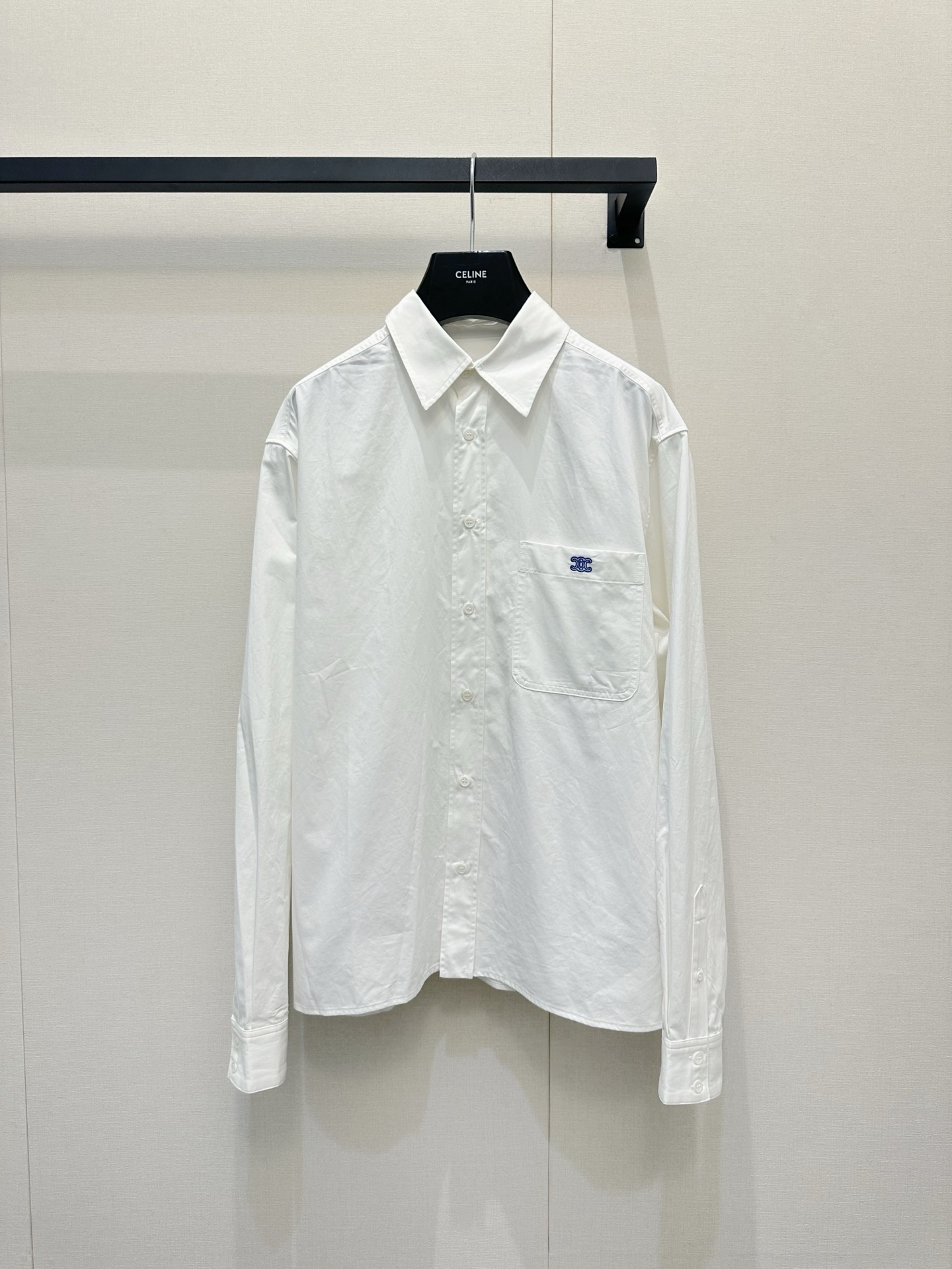 NO:840742,Celine buttoned white shirt. Who knows?  The essence of Celine is really hidden in the details. The Arc de Triomphe embroidery on the chest, which is welded to the body with a 'minimalist sense of luxury', is a low-key identity mark. It instantly lights up the whole look. A white shirt is layered with a white vest. There is no need to deliberately concave the shape. Just take a picture and it will look like a pictorial. Celine is really atmospheric!  Spot SML,,celine,shirts,19860909Celine钮扣白衬衫 谁懂啊！Celine的精髓真的藏在细节里把「极简高级感」焊在身上胸口的凯旋门刺绣是低调的身份标识 瞬间点亮整身look 白衬衫叠穿白背心,不用刻意凹造型,随便拍拍都是画报感Celine真的太有氛围感了！现货SML,,celine,shirts,,Women's clothing