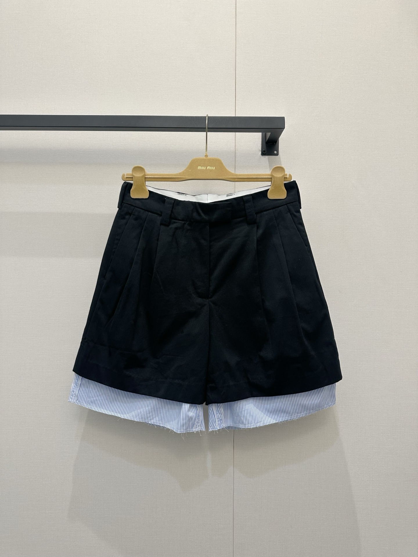 NO:840753,miumi* suit fabric wool shorts These chinos Bermuda shorts feature poplin details and a unique raw edge cut that have become an iconic symbol of Miu uniformsＳＭＬ.,,miumiu,shorts,business suit,19860909miumi*西装面料羊毛短裤 这款斜纹棉布百慕大短裤以府绸细节和独特的毛边剪裁为特色,成为Miu制服的标志性符号ＳＭＬ.,,miumiu,shorts,business suit,,Women's clothing