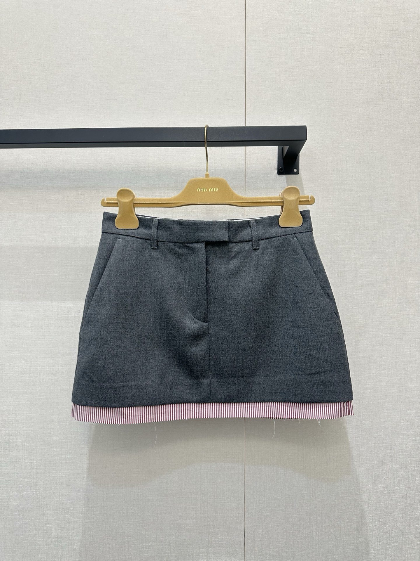 NO:840748,Miumi* 25Ss early spring new style logo letter college style wool short skirt丨Exclusively developed by yb!  High quality production!  It is a piece that reinterprets the traditional style and combines formal wear and modern style with unique proportions and details. It is really worth owning every day ~ The lining is made of high-end wool fiber blend material and is delicate and exquisite. The neat short-cut waist-baring version shows a free and fashionable trend. The front button closure, paired with the mini skirt at the bottom, instantly lengthens the overall body proportions. The hem and the top have the same contrasting color splicing layers.  Paired alone, it is also a trendy item that is popular among Hin, unlocking countless look possibilities~ Available in stock, S/M/L, miumiu, skirts,19860909Miumi* 25Ss早春新款 徽标字母学院风羊毛短款半裙丨独家yb开发！高版出品！以别样的比例细节设计重释传统风格款式糅合正装与摩登格调的单品,真滴太值得日常拥有了～高阶羊毛纤维混纺用料 衬里细腻精致,利落的短裁露腰版型呈现自由的时髦风潮,正面纽扣开合,搭配下装迷你半身裙,瞬间拉长整体身材比例,下摆处与上衣同样撞色拼接层次 单独搭配也是hin出圈的氛围单品哦,解锁无数look可能性～ 现货发售S/M/L,,miumiu,skirts,,Women's clothing