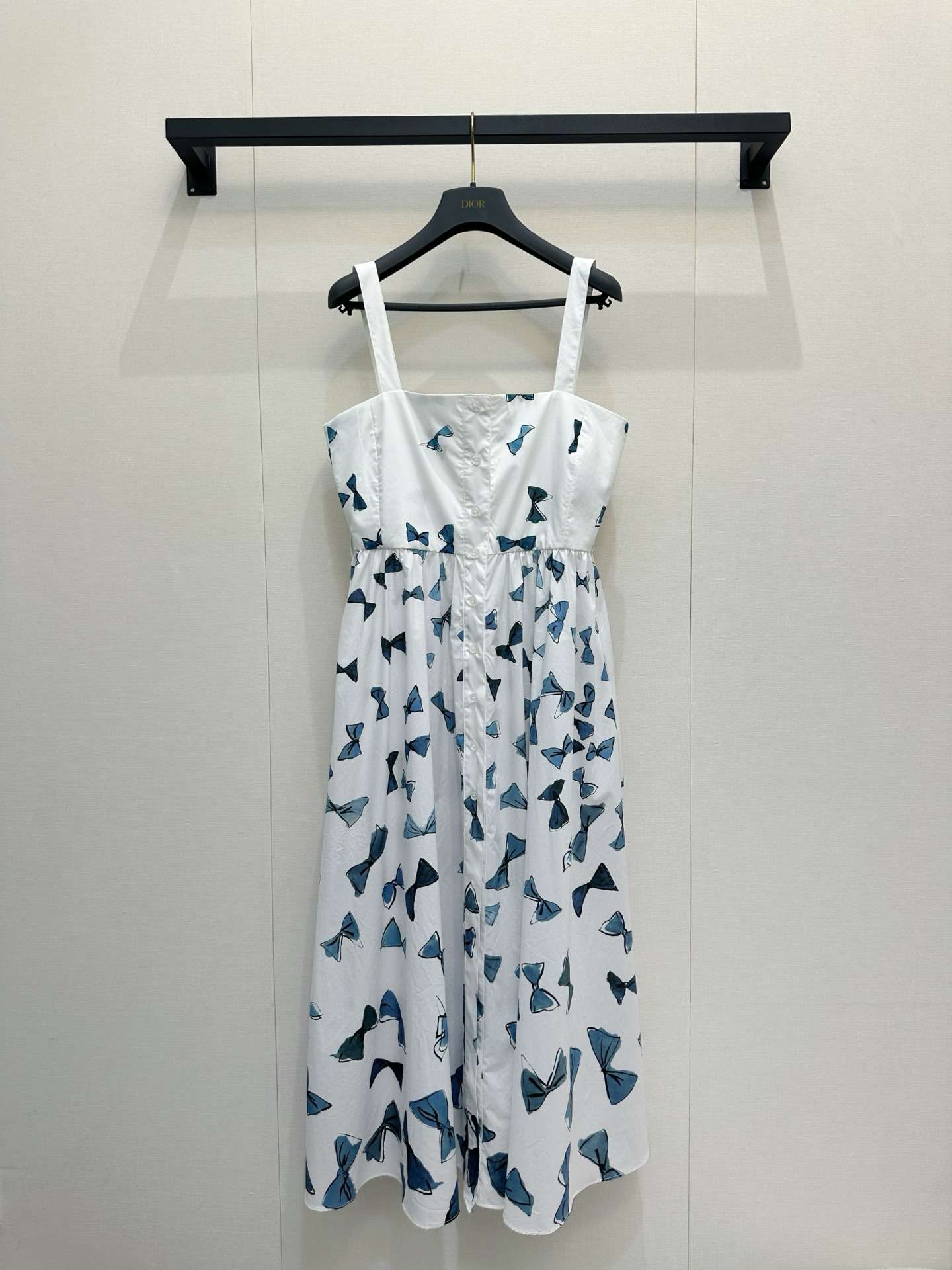 NO:842308,*26new bow printed vest dress with white base and blue butterfly pattern, fresh and elegant with a spring and summer atmosphere!  The square neck shoulder strap design highlights the shoulder and neck lines ~ the waist is cut to outline a slender waist, and the skirt is naturally draped, making it elegant and flexible when walking. Exclusively customized imported yb cotton material, the mother-of-pearl buckle has a glossy feel and is high-end and has a sense of detail. The colorful butterfly element on the upper body perfectly shows the sense of youth and agility. The poplin fabric is light and comfortable, suitable for daily life or vacation. Pair it with a small handbag and exquisite accessories, and you can easily get a high-end look!  1:1 awesome version, latest summer items, look out for exclusive high version SML,,skirts,19860909*26new蝴蝶结印花背心连衣裙白色底配蓝色蝴蝶图案,清新优雅超有春夏氛围感！方领肩带设计,凸显肩颈线条～腰部收腰剪裁,勾勒纤细腰身,裙摆自然垂坠,走路飘逸灵动独家定制进口yb棉材质,贝母扣自带光泽感高级又有细节感,彩色蝴蝶元素上身将青春灵动感完美展现,府绸面料轻盈舒适,日常或度假都很适合,搭配小巧手袋和精致配饰,轻松get高级感穿搭！1:1超赞版型,夏季最新单品,认准独家高版本 SML,,skirts,,Women's clothing