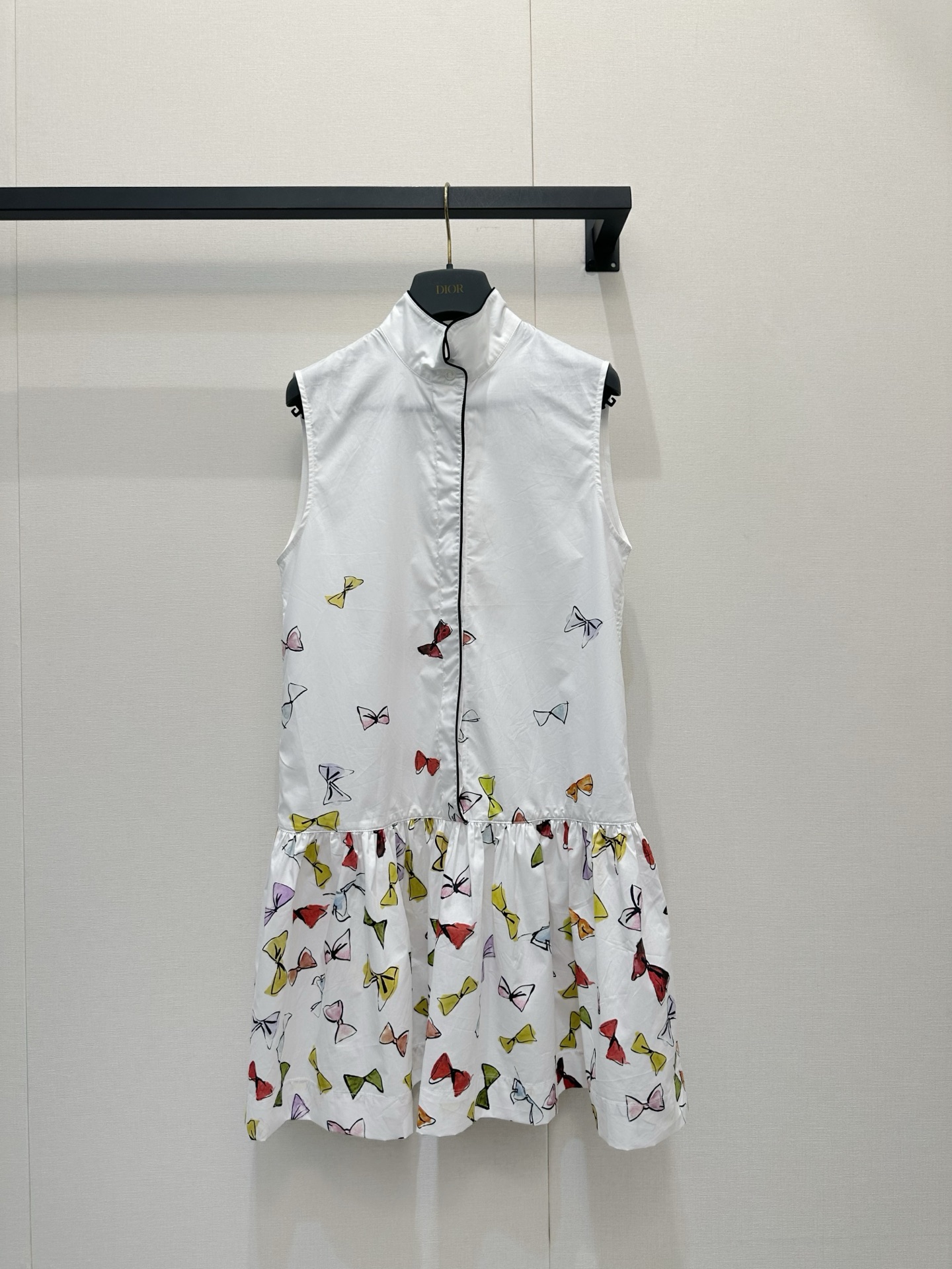 NO:842312,*26new Colorful bow printed vest dress with white base and colorful butterfly pattern, fresh and elegant with a spring and summer atmosphere!  The small stand-up collar vest dress has an age-reducing and high-end look on the upper body. The skirt is naturally pleated and draped. It is made of imported yb cotton that is elegant and flexible when walking. The mother-of-pearl buckle has a high-end luster and a sense of detail. The colorful butterfly element on the upper body perfectly shows the sense of youth and agility. The poplin fabric is light and comfortable. It is suitable for daily life or vacation. Pair it with a small handbag and exquisite accessories to easily get a high-end look!  1:1 awesome version, latest summer items, look out for exclusive high version SML,,skirts,19860909*26new彩色蝴蝶结印花背心裙白色底配彩色蝴蝶图案,清新优雅超有春夏氛围感！小立领背心裙版型上身自带减龄高级感,裙摆自然压褶篷感垂坠,走路飘逸灵动独家定制进口yb棉材质,贝母扣自带光泽感高级又有细节感,彩色蝴蝶元素上身将青春灵动感完美展现,府绸面料轻盈舒适,日常或度假都很适合,搭配小巧手袋和精致配饰,轻松get高级感穿搭！1:1超赞版型,夏季最新单品,认准独家高版本 SML,,skirts,,Women's clothing