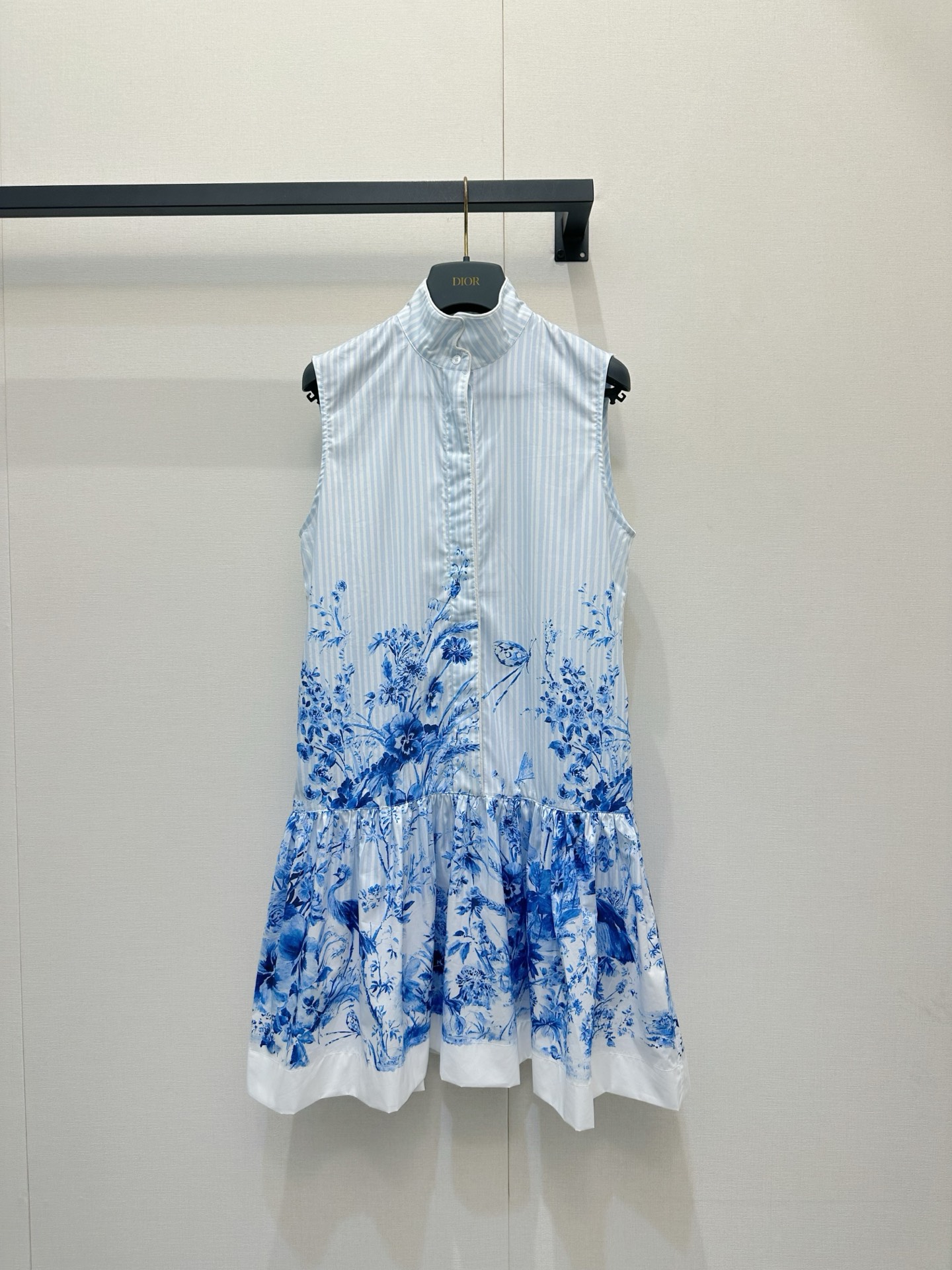 NO:842316,Dior26 new product blue floral stripe printed sleeveless skirt. Small pleated collar and straight ruffle skirt. The design is playful and casual. Easily get the French elegant look. Customized piping technology and imported cotton materials. The quality of workmanship depends on the details!  S.M.L,,dior,skirts,19860909Dior26新品 蓝色花卉条纹印花无袖裙.,翻褶小衬领 直筒荷叶边裙摆版型设计俏皮随性.轻松get法式优雅Look,定制滚边工艺进口棉料做工品质看细节！S.M.L,,dior,skirts,,Women's clothing