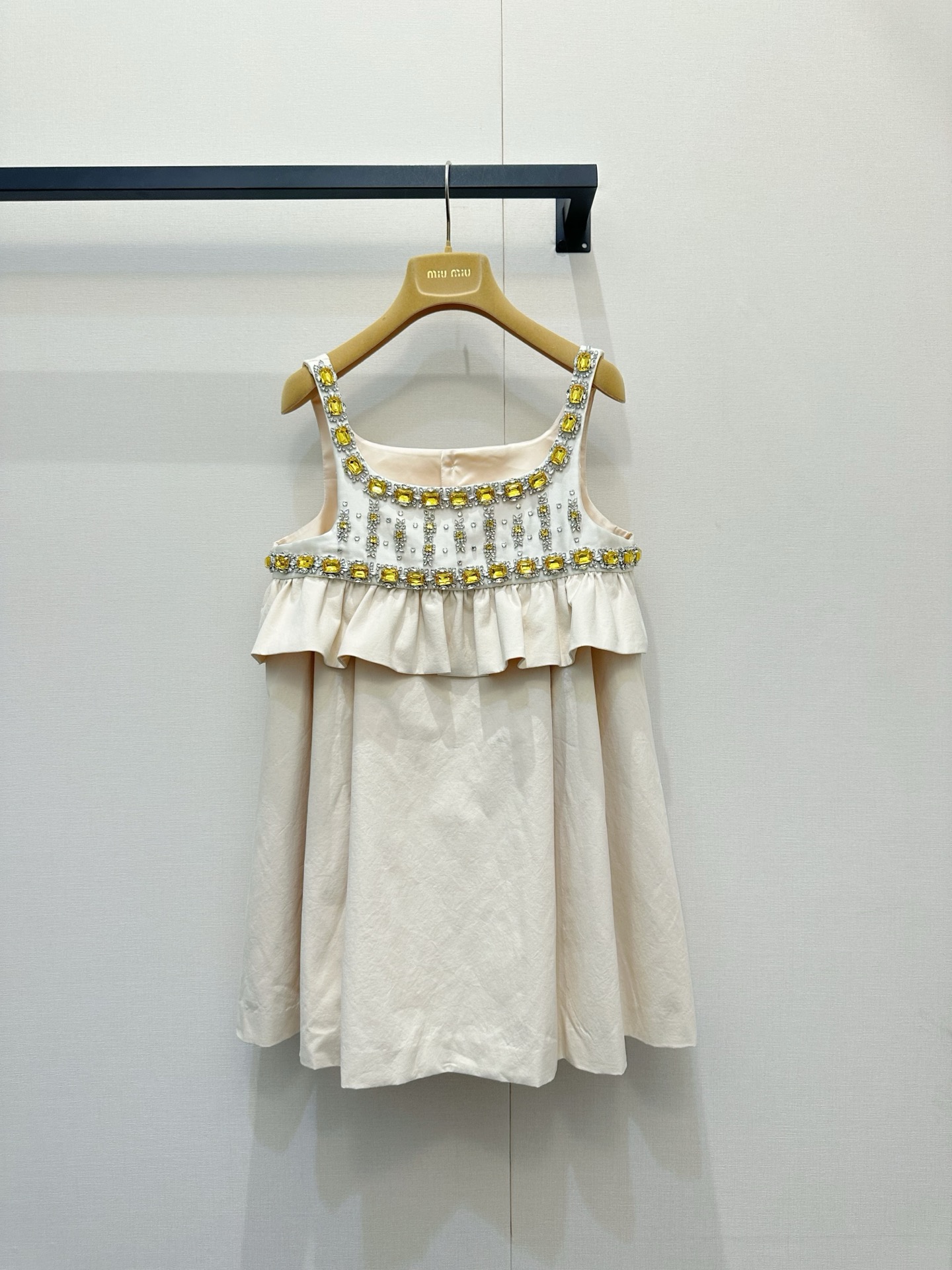 NO:842320,*26new Advanced Handicraft Workshop Series All Handmade Diamond Decoration Private Dress Necks All Handmade Diamond Craftsmanship. Yellow gemstones and silver-white rhinestones are interwoven into gorgeous geometric patterns. The overall texture is super awesome!  Miu girls close their eyes and enter ~ Exclusively customized imported yb cotton material, stiff and stylish canvas material with wrinkled and relaxed atmosphere, sleeveless vest design to modify the figure, exquisite private clothes with a sense of gold, can be easily held in daily outings or light social occasions!  1:1 awesome version, the latest spring and summer items, look out for the exclusive high version SML,,miumiu,skirts,19860909*26new高级手工坊系列全手工订钻装饰私服连衣裙领口全手工订钻工艺将黄色宝石与银白水钻交织成华丽几何图案,整体质感超级赞！Miu系女孩闭眼入～独家定制进口yb棉材质,硬挺有型的帆布材质自带褶皱松弛气息,无袖背心设计摆修饰身形,自带千金感的精致私服,日常出街或轻社交场合都能轻松hold住！1:1超赞版型,春夏最新单品,认准独家高版本 SML,,miumiu,skirts,,Women's clothing