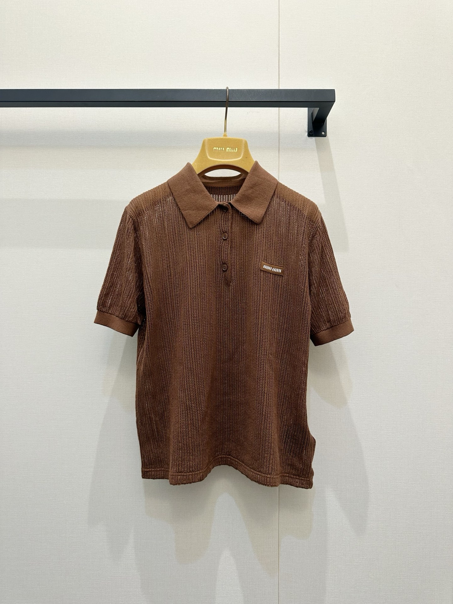NO:842327,*26new Hollow lapel knitted brown Polo shirt is perfect for spring and summer!  The classic Polo collar + mother-of-pearl buttons, full of retro college style, full shoulder and slightly wide version are super friendly to body tolerance!  Exclusively customized imported yb cotton material, embellished with the classic brand letter logo pattern on the chest, you can easily show off miu's unique age-reducing look when worn alone or layered. The smart brown color is suitable for various styles, white and high-end ~ 1:1 awesome version, the latest spring and summer items, look for the exclusive high version SML,, miumiu,19860909*26new镂空翻领针织咖色Polo衫春夏穿超合适！经典Polo领+贝母纽扣,复古学院风满满正肩微阔版型对身材包容度超友好！独家定制进口yb棉材质,胸前经典品牌字母logo图案点缀,单穿叠搭都能轻松呈现miu独有的减龄造型,巧棕色适配各类造型,显白又高级～1:1超赞版型,春夏最新单品,认准独家高版本 SML,,miumiu,,Women's clothing