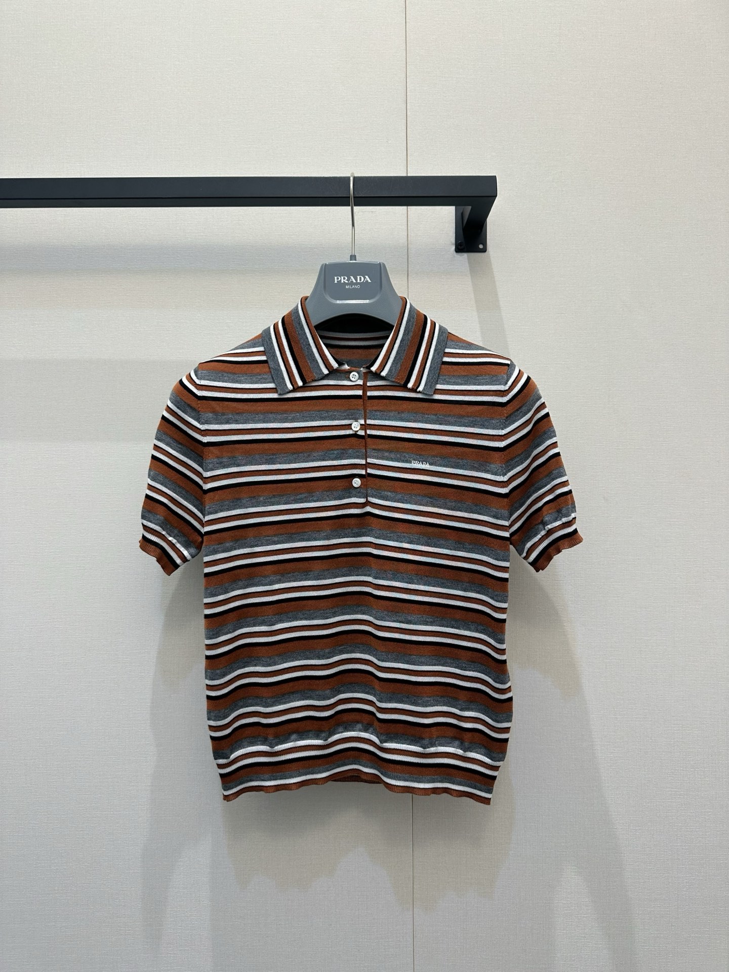 NO:842339,*26new color-blocked striped Polo short-sleeved sweater is highly suitable for summer. It has a contrasting stripe + lapel design. It is full of retro college style, fashionable and age-reducing. It is made of imported yb mulberry silk and cotton blend. It is embroidered with classic brand letters on the chest. It is low-key yet recognizable. The three-dimensional cut short-sleeved and loose version is very tolerant. It can be worn alone or layered. It can be easily used for commuting and weekend outings. The upper body is refreshing and textured, so you can easily get a high-end look!  1:1 awesome version, the latest spring and summer items, look out for the exclusive high version SML, T-shirt,19860909*26new拼色条纹Polo短袖针织衫夏天适配度超高的撞色条纹+翻领设计,复古学院风满满,时尚又减龄独家定制进口yb桑蚕丝棉混纺材质,胸前经典品牌字母刺绣点缀,低调不失辨识度,立体剪裁短袖宽松版型,包容性强,单穿或叠穿都很OK,通勤、周末出游都能轻松驾驭,上身清爽又有质感,轻松get高级感穿搭！1:1超赞版型,春夏最新单品,认准独家高版本 SML,,T-shirt,,Women's clothing