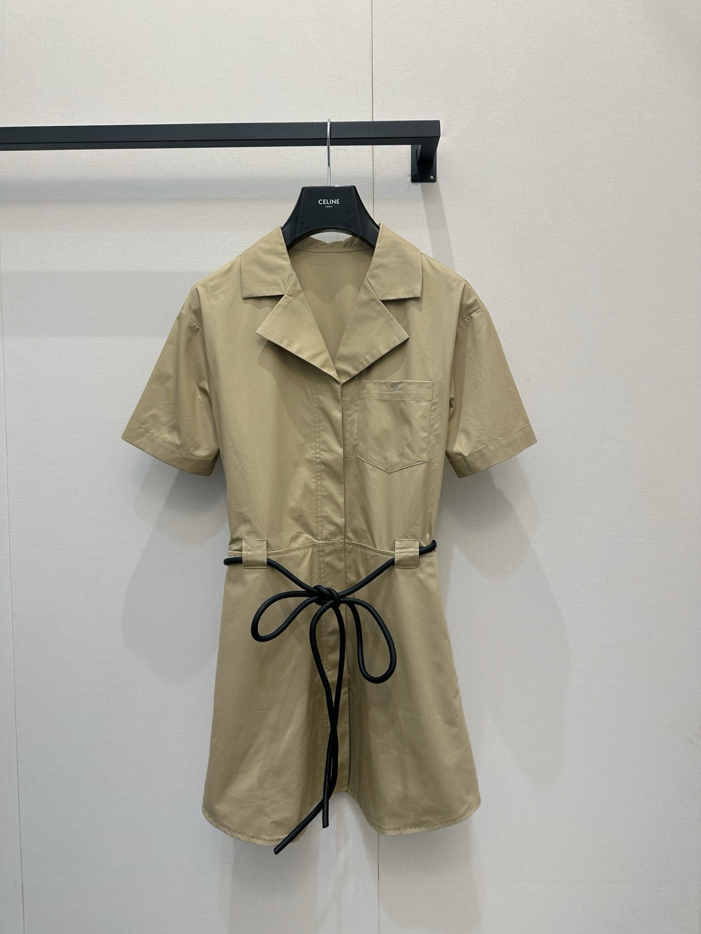 NO:842351,CELINE26SS new product is the season for indulging in windbreaker dresses. Summer is just around the corner~ Use this atmospheric dress to start the warm summer. The toughness of the windbreaker is softened into a gentle tone~ Khaki is also an enduring British tone. It is high-end and versatile. Take this piece with you. It is suitable for outings or commuting~ Ready-made SML,,celine,skirts,19860909CELINE26SS新品沉迷于风衣裙的季节 夏天踱步而至~ 用这件氛围感连衣裙开启热情夏日 将风衣的硬朗柔化成温柔的调调~ 卡其色也是经久不衰的英伦调调 高级百搭 这件带走叭 不管出街出游还是通勤 都适配~现货SML,,celine,skirts,,Women's clothing