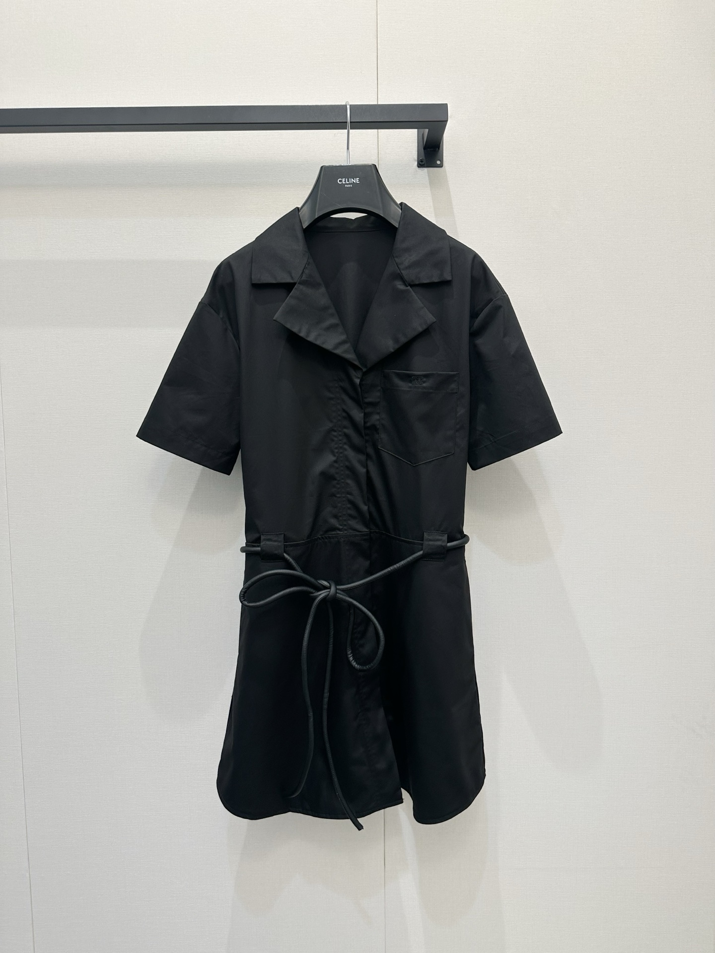 NO:842358,CELINE26SS new product is the season for indulging in windbreaker dresses. Summer is just around the corner~ Use this atmospheric dress to start the warm summer and soften the toughness of the windbreaker into a gentle tone~ Black is also an enduring British tone. It is high-end and versatile. Take this piece with you. It is suitable for outings or commuting~ Ready-made SML,,celine,skirts,19860909CELINE26SS新品沉迷于风衣裙的季节 夏天踱步而至~ 用这件氛围感连衣裙开启热情夏日 将风衣的硬朗柔化成温柔的调调~ 黑色也是经久不衰的英伦调调 高级百搭 这件带走叭 不管出街出游还是通勤 都适配~现货SML,,celine,skirts,,Women's clothing