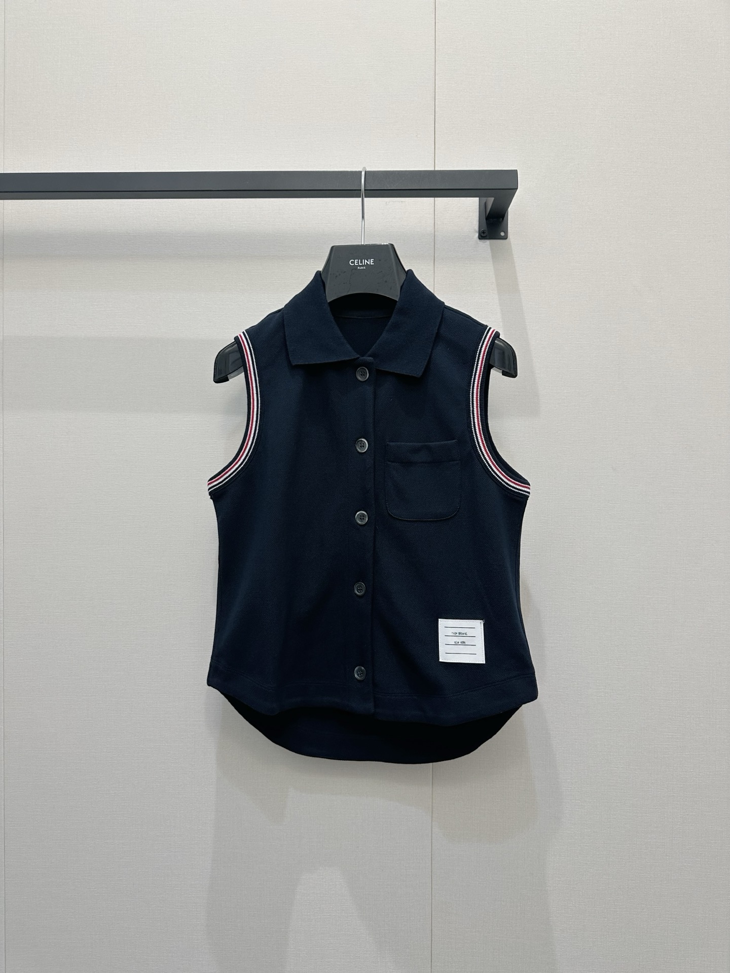 NO:842364,Who looks better in the new TB style!  TB style sleeveless Polo top, dark blue main tone + red and white stripes, simple and detailed!  The sleeveless Polo top is equipped with lapels and chest pockets. It is light and breathable, and is super comfortable to wear in summer. It is slim and slim, and can be easily used for daily commuting and leisure. The overall cut is neat, comfortable and fashionable. It goes well with sports shoes or sandals. You can easily get college style or casual style. Spot SML, sandals, sneakers,19860909TB新款谁穿谁好看啊！TB风无袖Polo上衣 深蓝色主调＋红白条纹,简约又有细节感！无袖Polo上衣配翻领和胸前口袋,轻薄透气,夏天穿超舒服.修身显瘦,日常通勤、休闲都能轻松驾驭.整体剪裁利落,舒适又时髦,搭配运动鞋或凉鞋都很OK,轻松get学院风or休闲风现货SML,,sandals,sneakers,,Women's clothing
